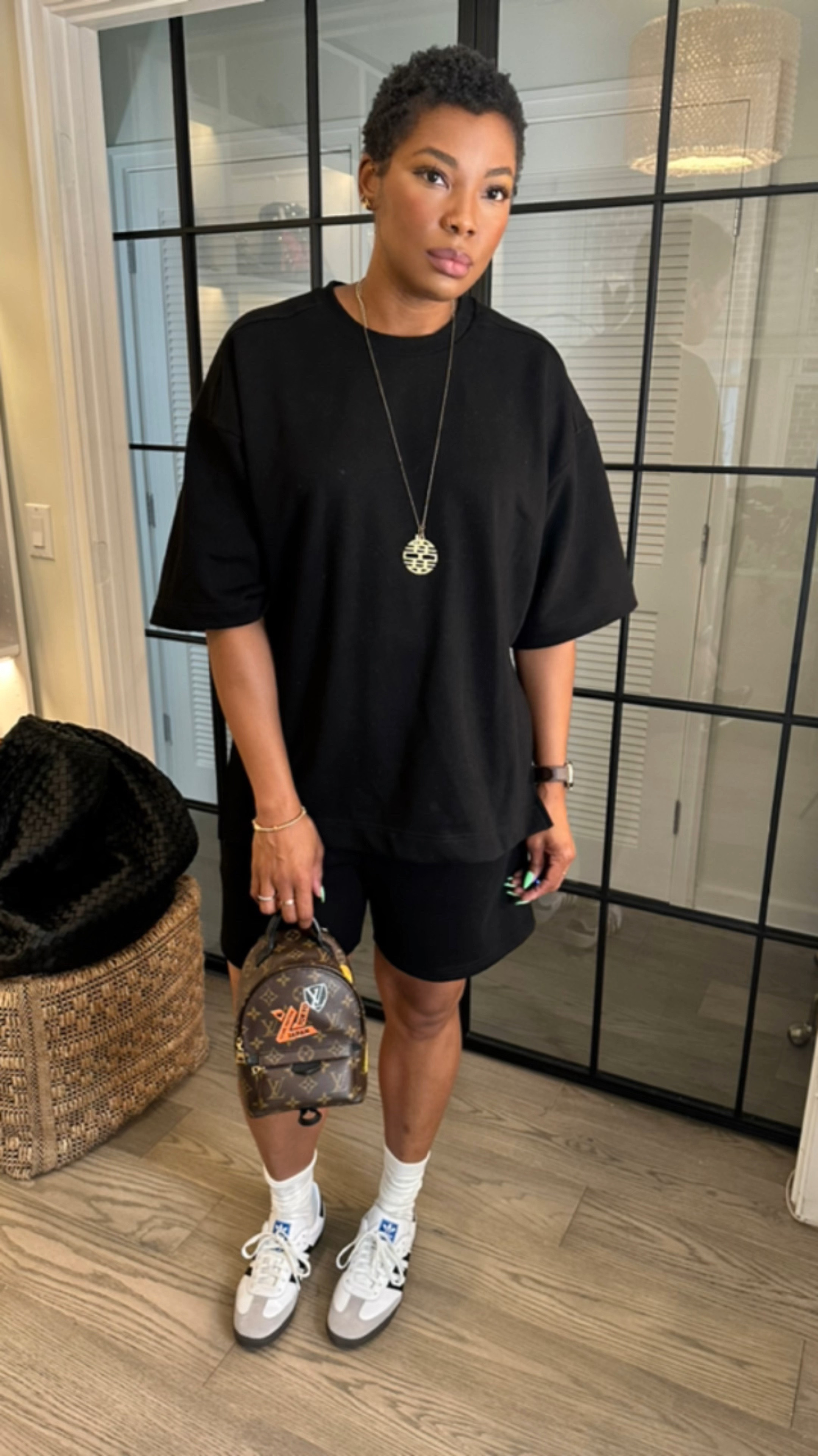 Shorts set: Frankie shop
Bag: Louis Vuitton
Shoes: Adidas
Sandals: Louis Vuitton Bom Dia
Sunnies: Dior