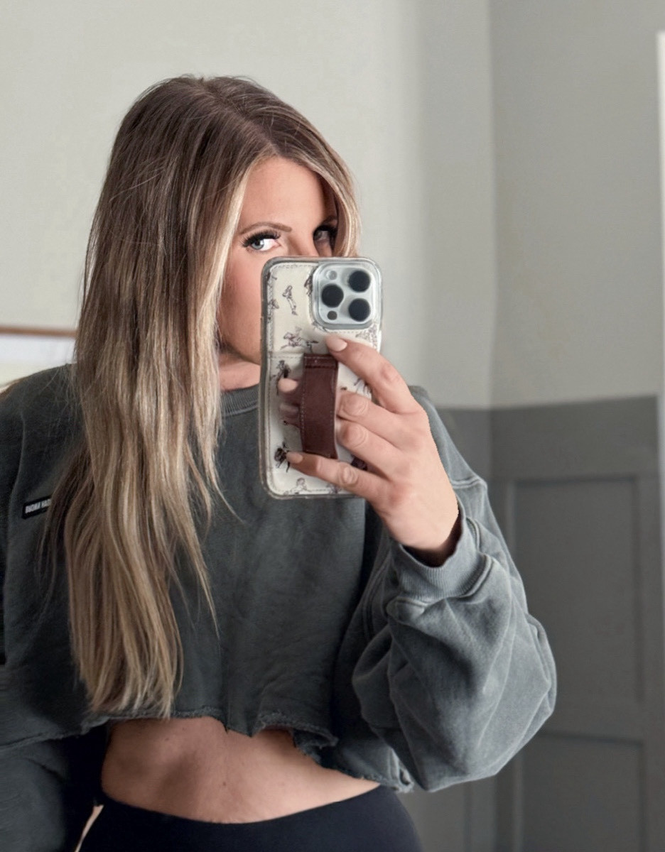 I have been on the hunt for the perfect jumbo deep waver & I found it! My hair is not only long, but really thick so finding a something that worked well was important & this doesn’t disappoint. 

Sweatshirt is JOAH BROWN. 

#amika #hair #sephora #beauty #haircare 

Triple Barrel Curler - Cute Hair - Long Hair - Hair Styles - Amika Hair - Amika - Beach Waves - Summer Hair - Crimped Hair 
