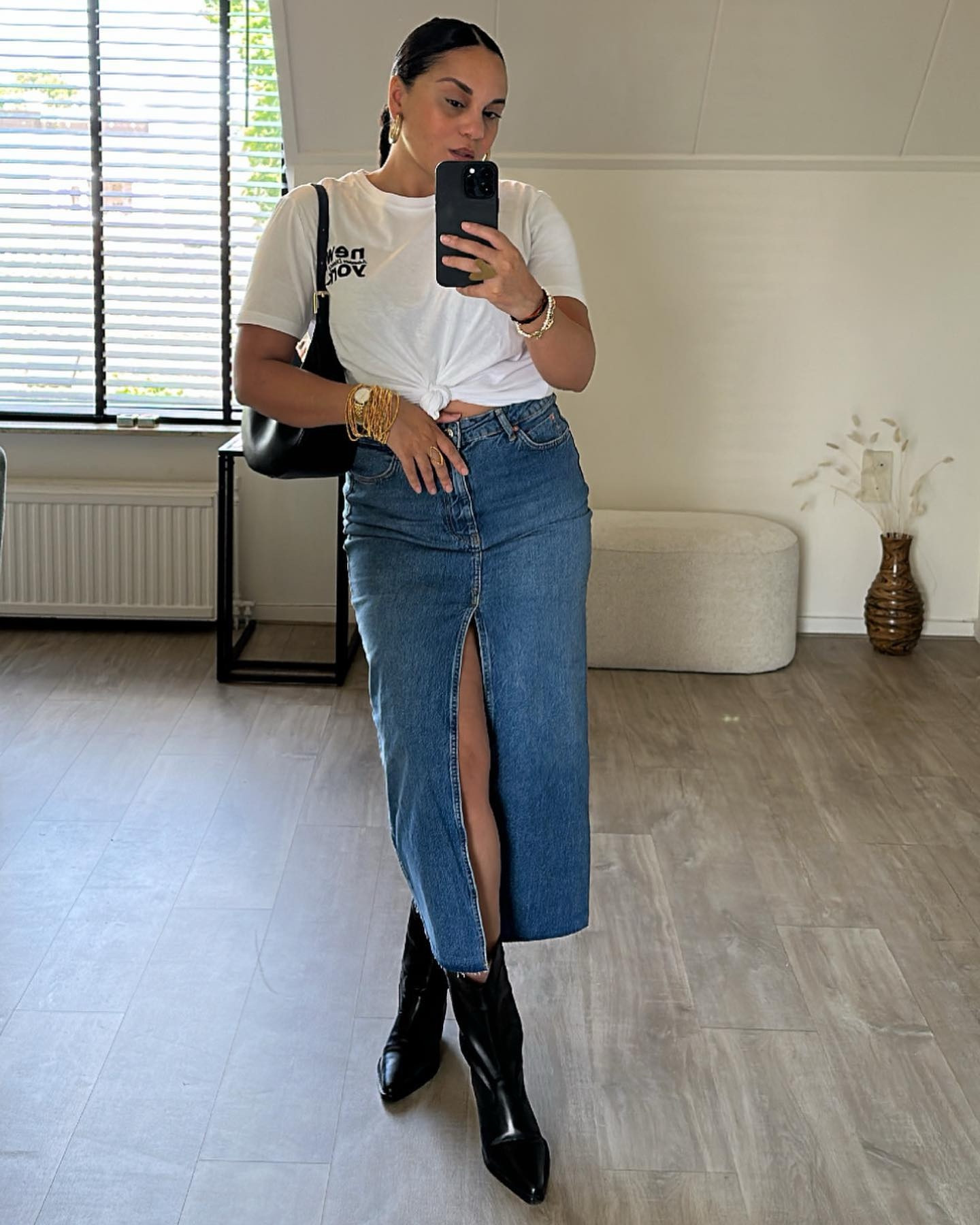 Vandaag 💙 heb jij een lange rok met split? @stradivarius #stradilooks Link & details in story 😊 & via my @shop.ltk @ltk.europe #ootd #outfitoftheday #zara #stradivarius #cos #equalcommunity 

Size 40
size up
Bit stretchy 