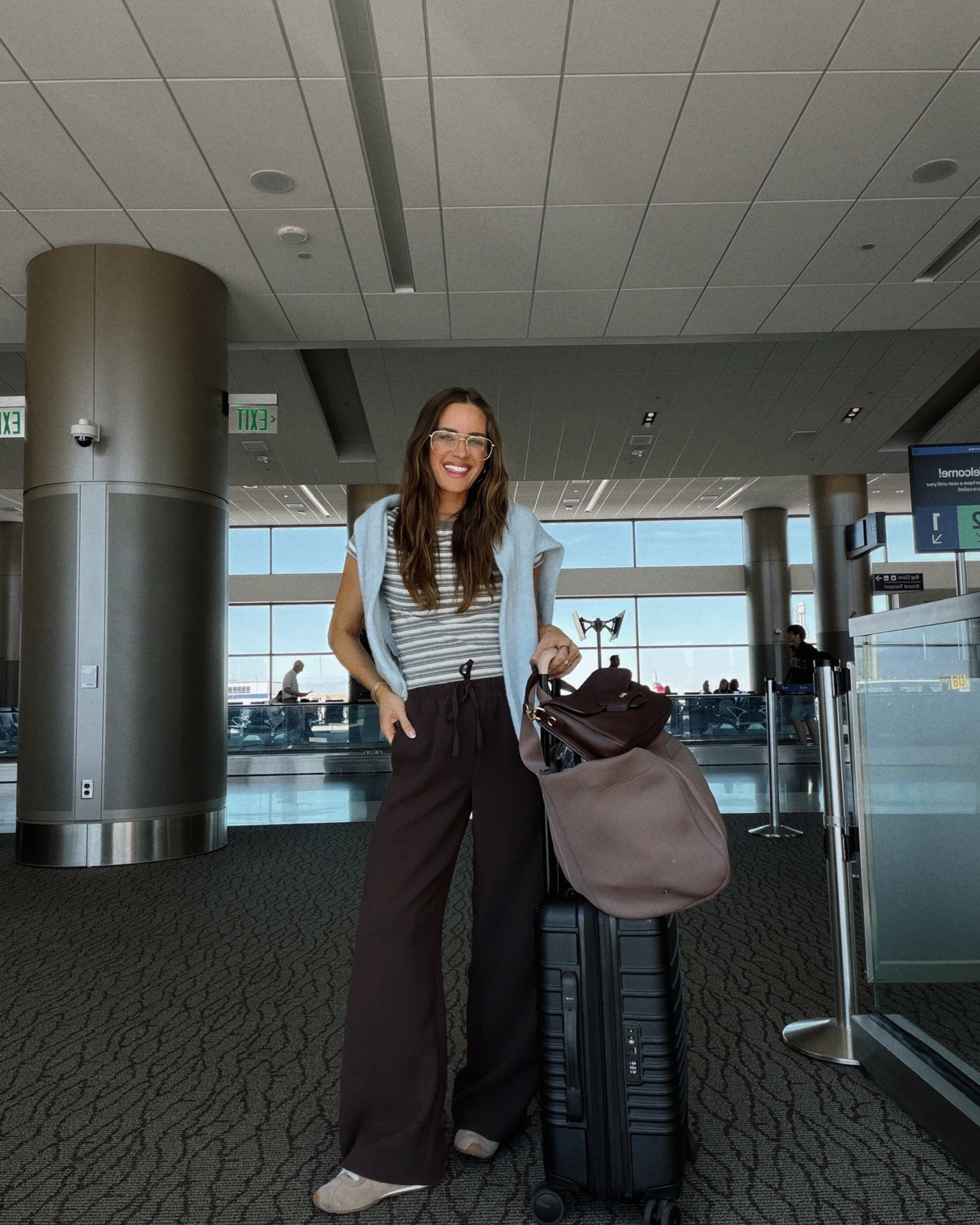 Easy travel outfit to go to battle against my toddler on a plane. ✈️