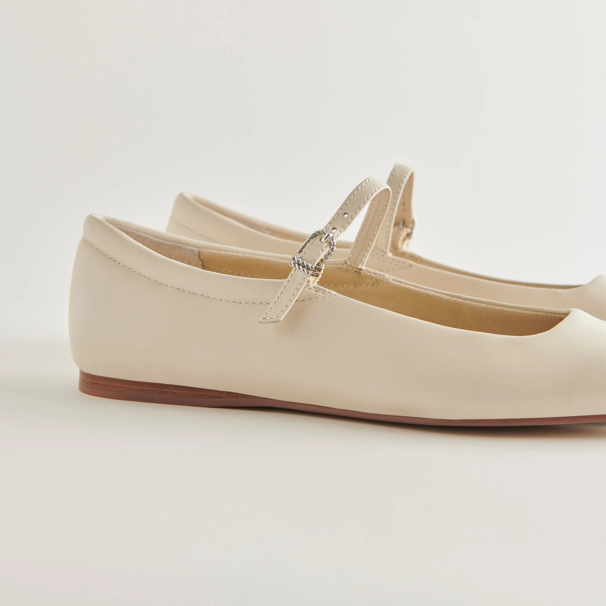 Reyes Ballet Flats Ivory Leather | DolceVita.com