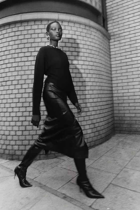 JUPE MI-LONGUE MATIÈRE SYNTHÉTIQUE | Zara FR