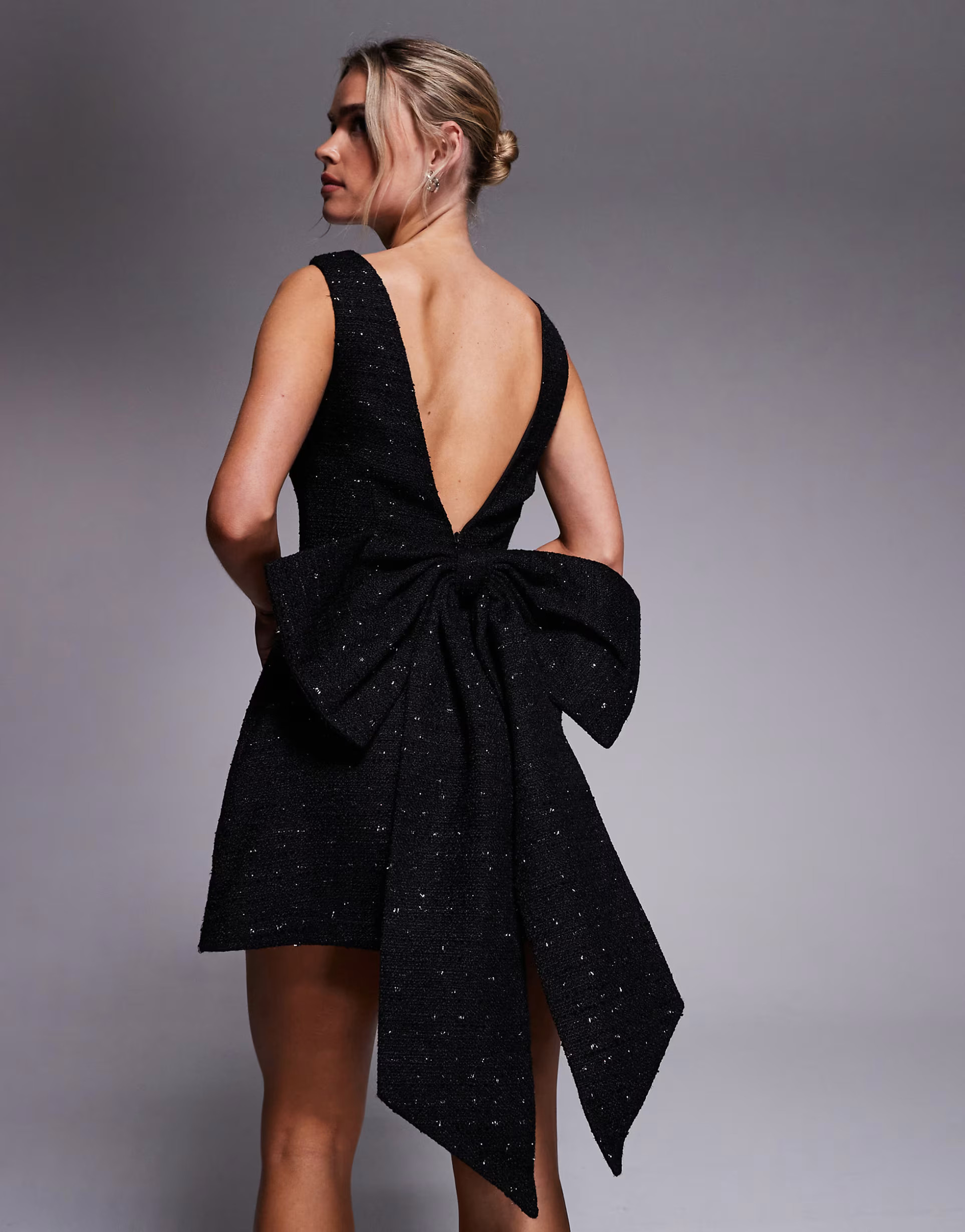 Jaded Rose Petite – Stretch-Minikleid aus Bouclé in Schwarz mit schleifenverziertem Rückenaus... | ASOS (Global)