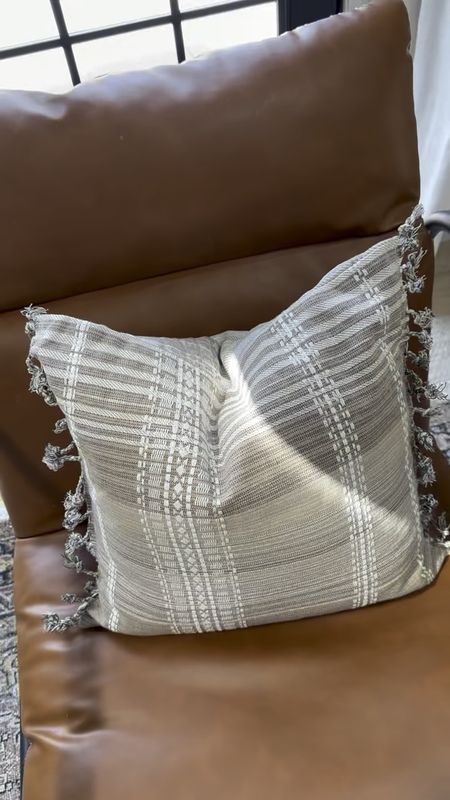 Reversible throw pillow under $20 from Walmart! Perfect for switching it up! 

#walmartfinds
#walmarthome