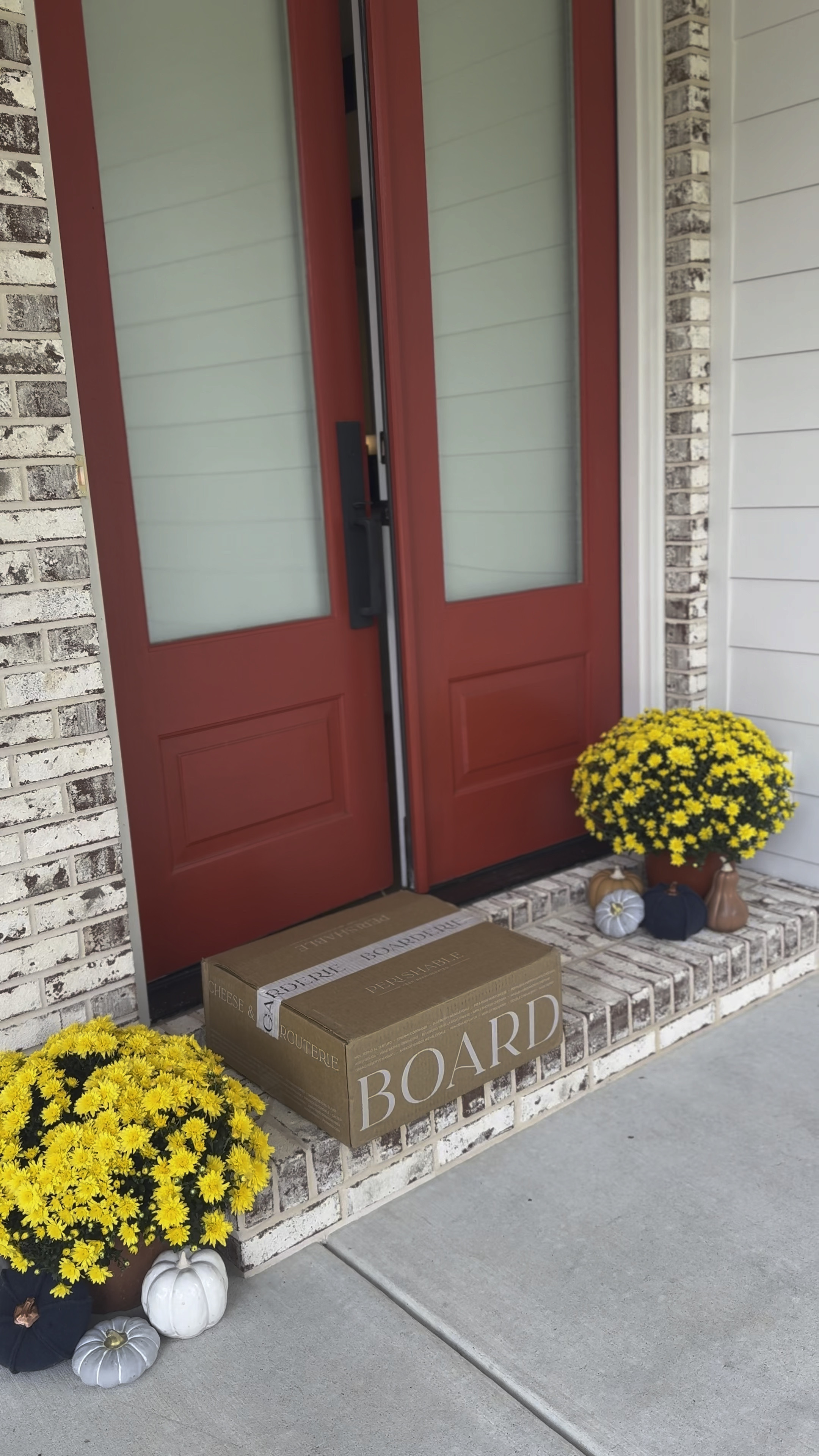 #ad Hosting just got easier! Let Boarderie handle the Thanksgiving appetizers so you can focus on enjoying the day. 🧀🍇 With beautiful, curated boards delivered to your door, it’s a stress-free way to impress your guests! #boarderie #boarderiepartner #halloweencharcuterieboard