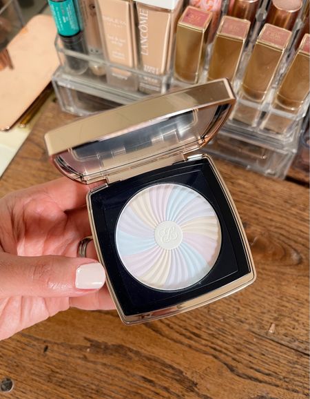 Finishing powder blurs and perfects skins with multiple pigments 

#LTKBeauty #LTKFindsUnder50