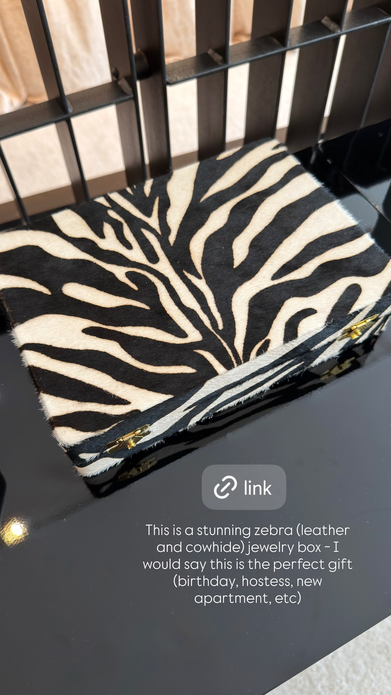 This is such a stunning zebra print jewelry case! 

 