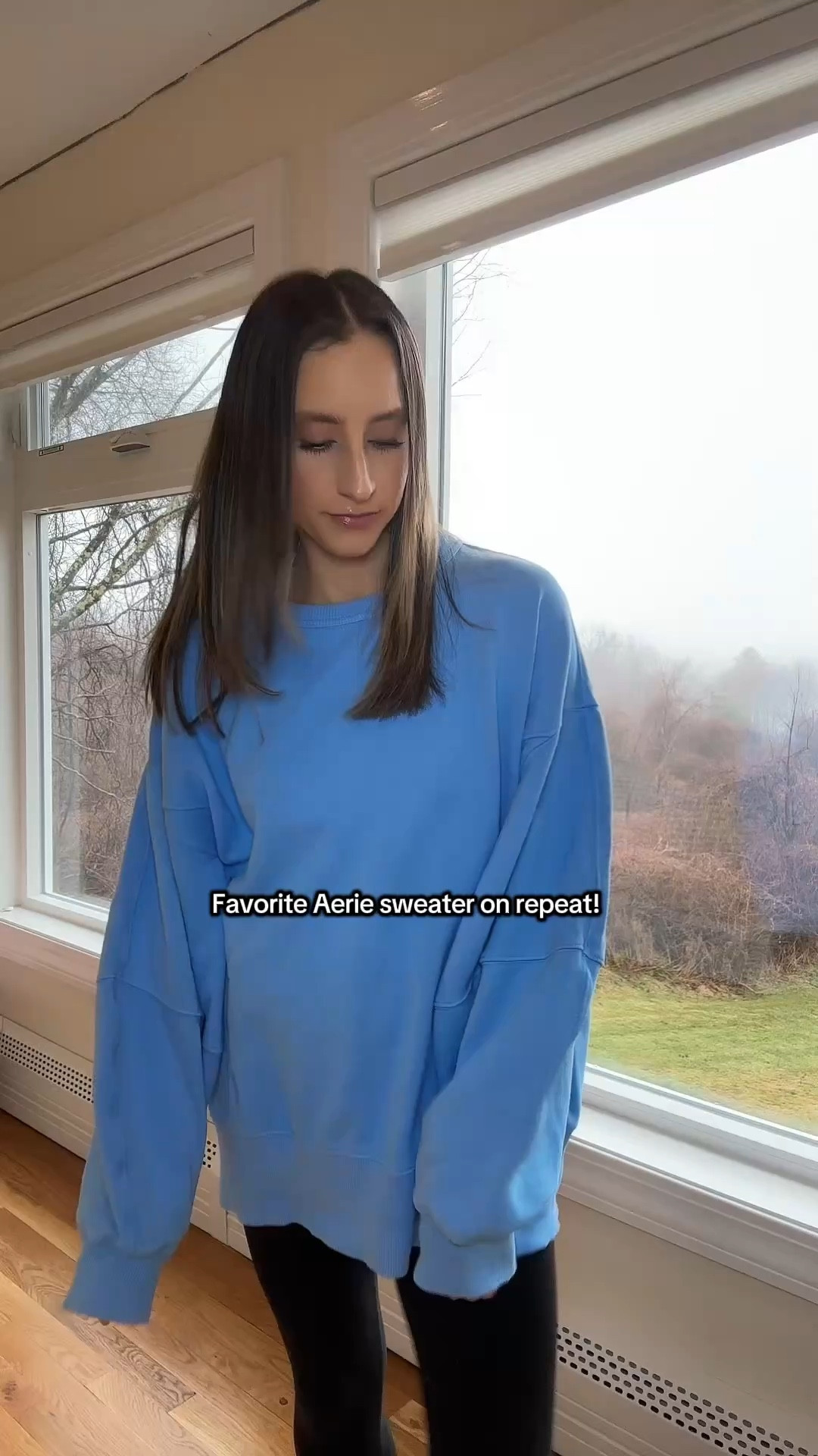Obsessed with this comfy sweatshirt!
125lbs wearing a size medium for an oversized fit.