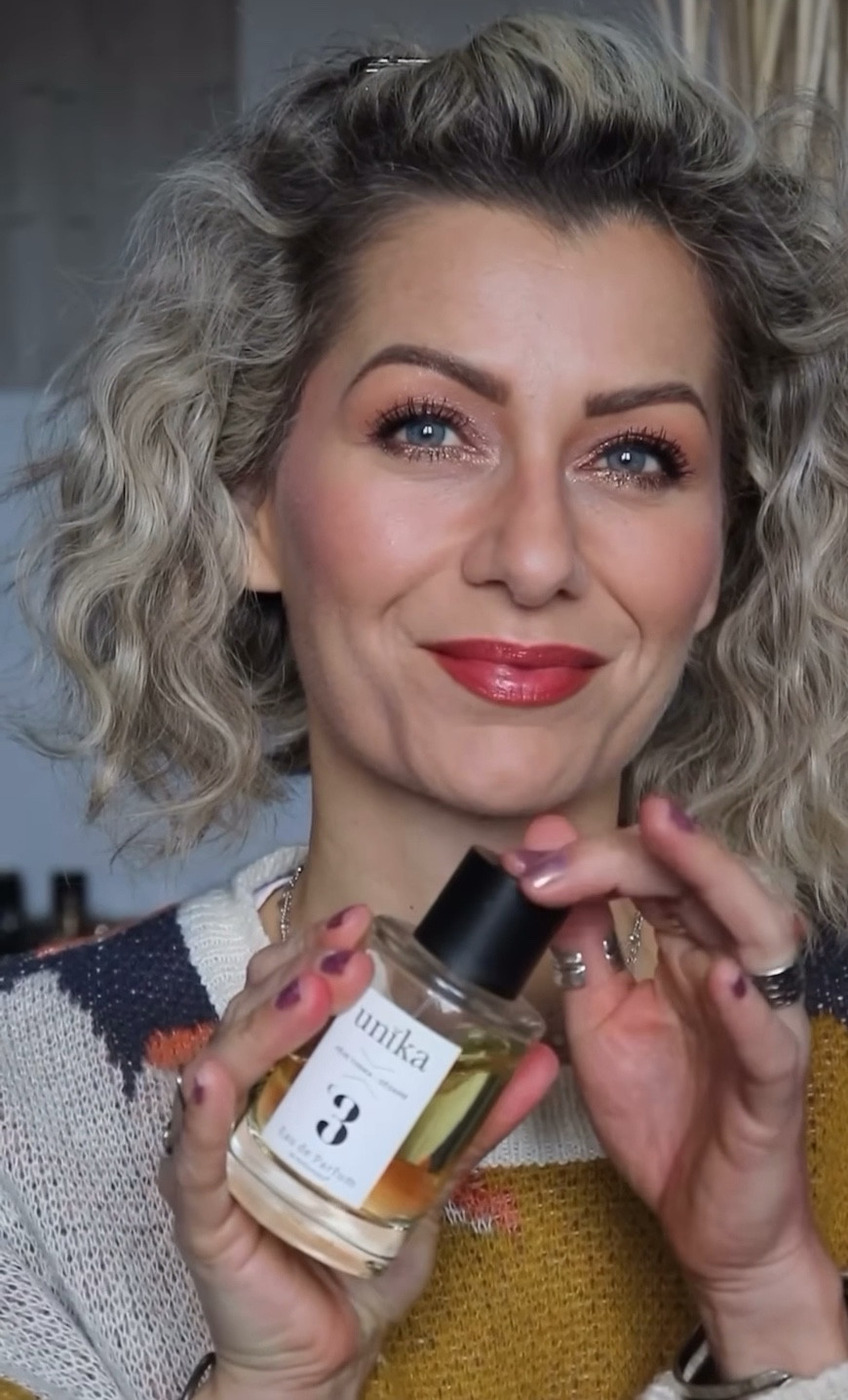 Un jour un make up…

retrouvez tous les produits de ma vidéo instagram du 30 Juillet. 
Bobbi Brown highlighter, fard à paupière LH cosmetic, fard à paupières crème MAC, crayon à lèvres LH cosmetic, mascara after dark Maybelline