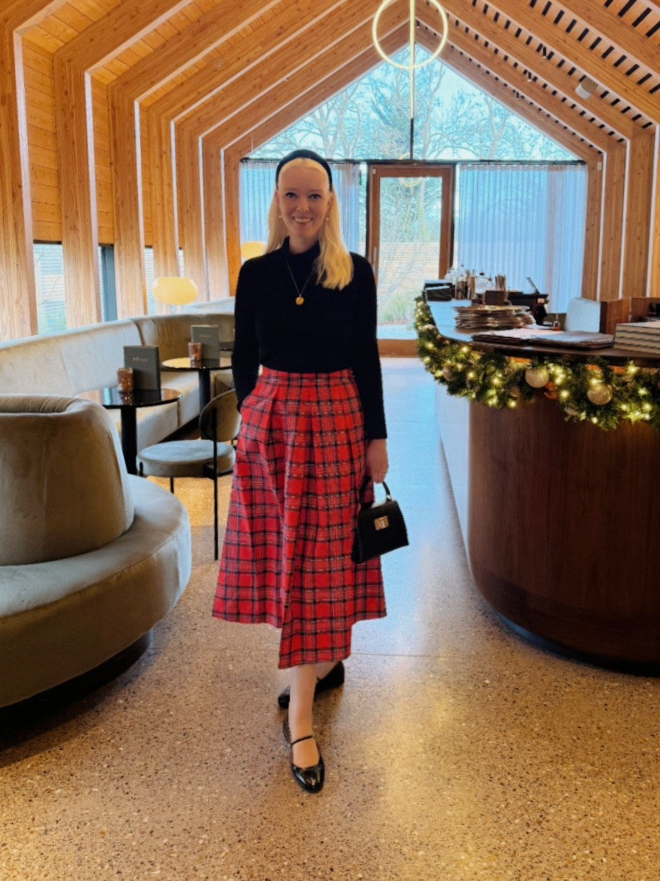 Wearing something suitably festive for today’s perfect pre Christmas lunch date with the other man in my life - my dad! 

Black Jersey Turtle Neck - Albaray

Red Tartan Taffeta Midi Skirt - Boden Clothing

Meline Black Patent Mary Jane Flat Shoes - Sezane

Pearl Drop Earrings and True North Diamond Gold Vermeil Necklace - Dower & Hall

1927 Mini Top Handle Bag in Black Leather - Furla 

Black Velvet Headband - Etsy UK 

#LTKeurope #LTKuk #LTKfestive