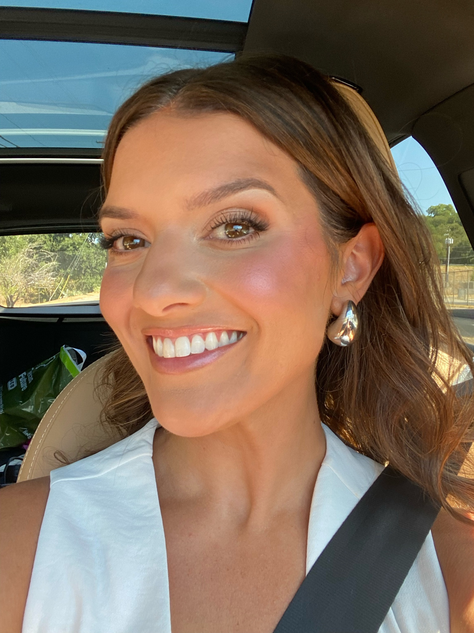 I cannot believe in saying it… but I’m finally ready to admit silver looks better on my skin tone than gold 😅 these are my favorite earrings to replace the classic hoops for something a little different! Super lightweight & come in other finishes :) 