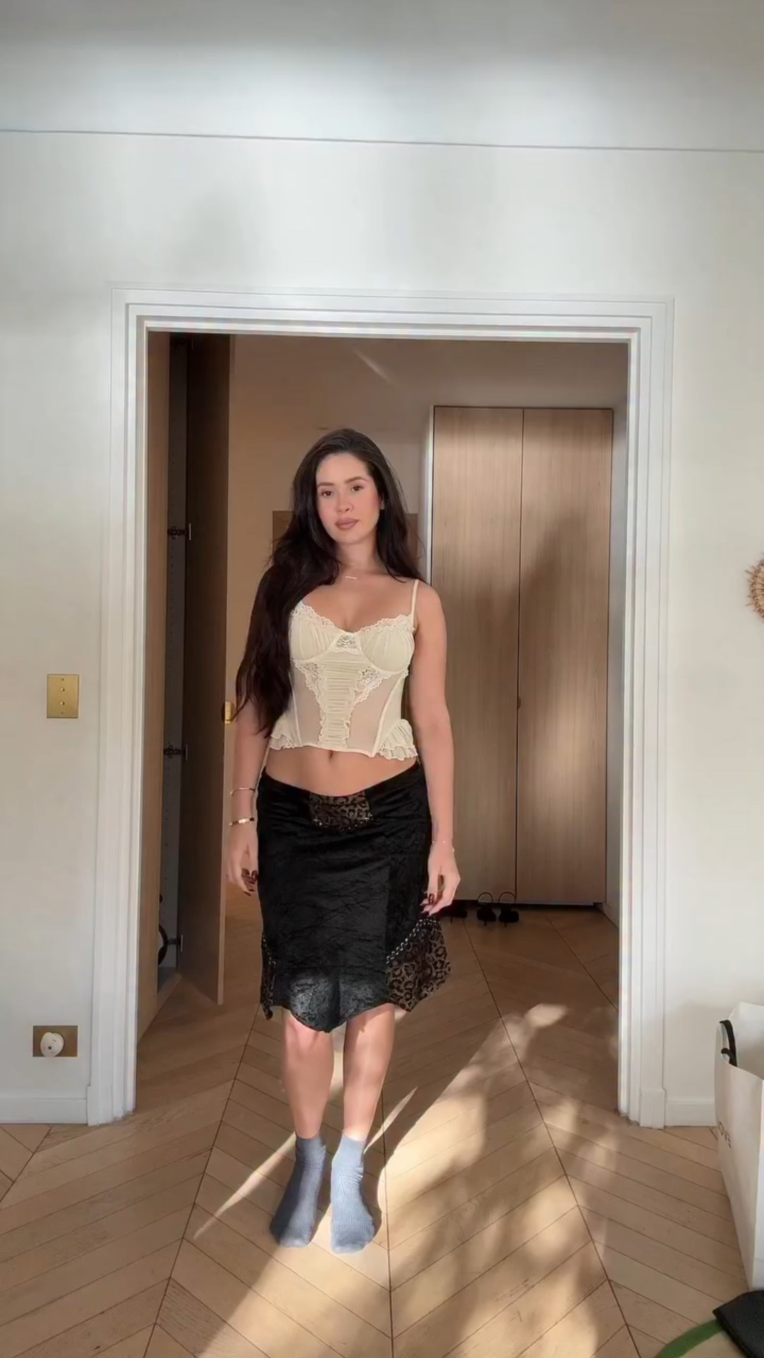 La magia de los acesorios y este styling que amé de @aurabusigo y un poco de personali(tea) jajajaja 🤭 #fashionweek 

top @revolve 
thrifted skirt @vivantvintage 
boots @schutz 
belt @revolve