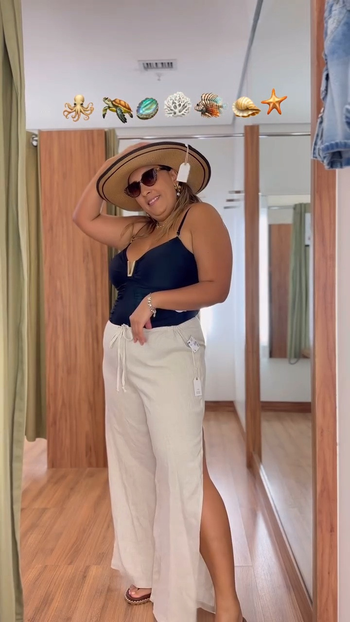 ✨ Do mar ao lounge, sem perder o estilo! ✨ 

O combo perfeito de sofisticação e leveza para arrasar na moda praia. 💦 
O maiô preto traz aquele ar elegante e atemporal, enquanto a calça em viscolinho cru com abertura lateral garante fluidez e frescor. 

☀️ Resultado? Um look que é pura liberdade e charme.

🌴 **Dica de styling:** O chapéu com detalhes pretos e os óculos de sol elevam o visual, e as rasteirinhas de tiras finas completam com delicadeza. 

🔗 *Pronta para fazer desse look o seu novo queridinho?* Confira na bio e monte o visual que combina com você. 💫 

🛍️ **Cupom exclusivo:** CLOSETDAPRY para 15% OFF *por tempo indeterminado* somente através do link😎

#lookpraia  #modapraiaelegante  #maiô #moda40mais #saidadepraia