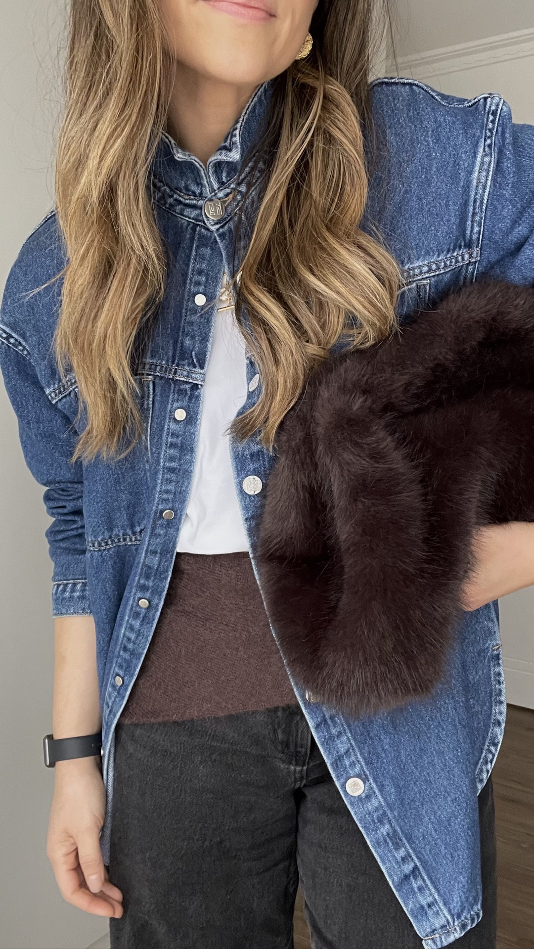 Adding texture to a simple outfit - elevating it from everyday to iconic #ootd #wiwt #texturaloutfit #fauxfuraccessories

#LTKaustralia #LTKjeans