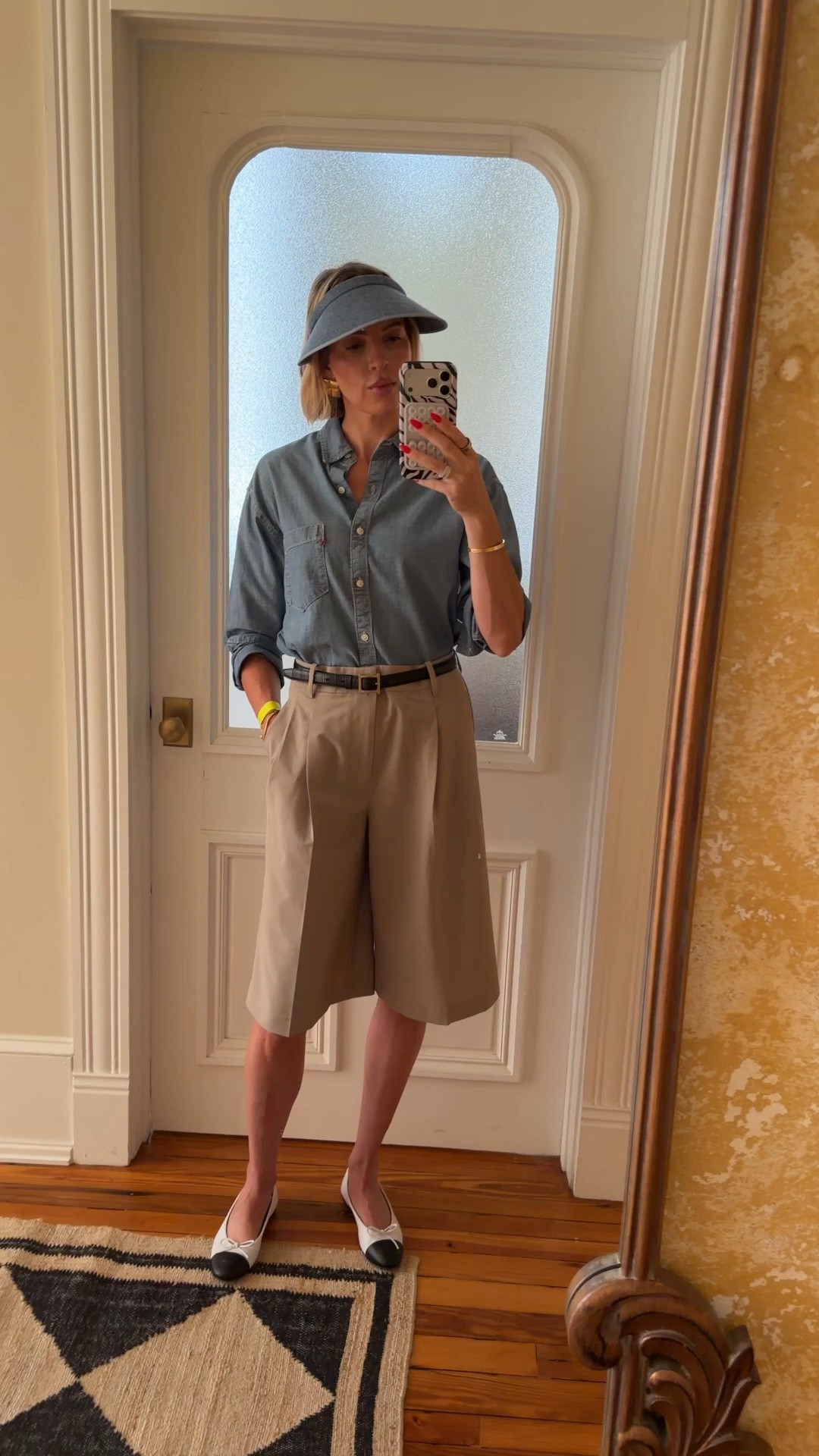 Wearing a medium in th Levi’s top and a 4 in the shorts. Size down, they run big. I should have gotten a 2








@levi 
#spomsored

#LTKootd #LTKOver40 #LTKTall