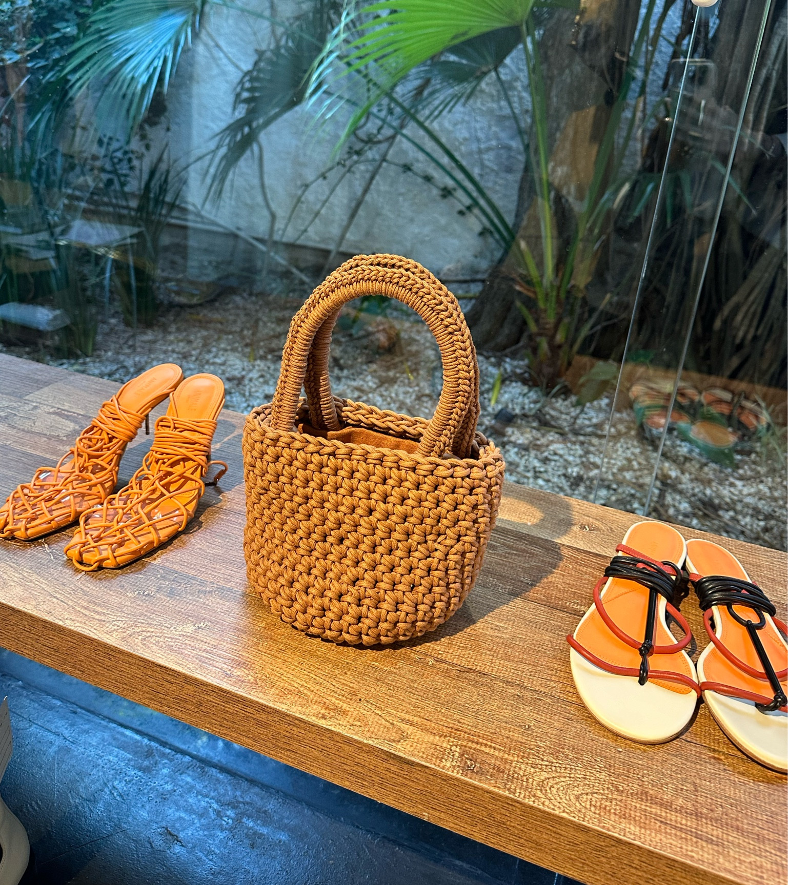 Bolsa balde de crochê 🧶 + sandália de couro trançada ou rasteira? As duas opções ficam lindas e com 25% de desconto extra: amooff 

#LTKdicadeestilo #LTKshoes #LTKbrasil