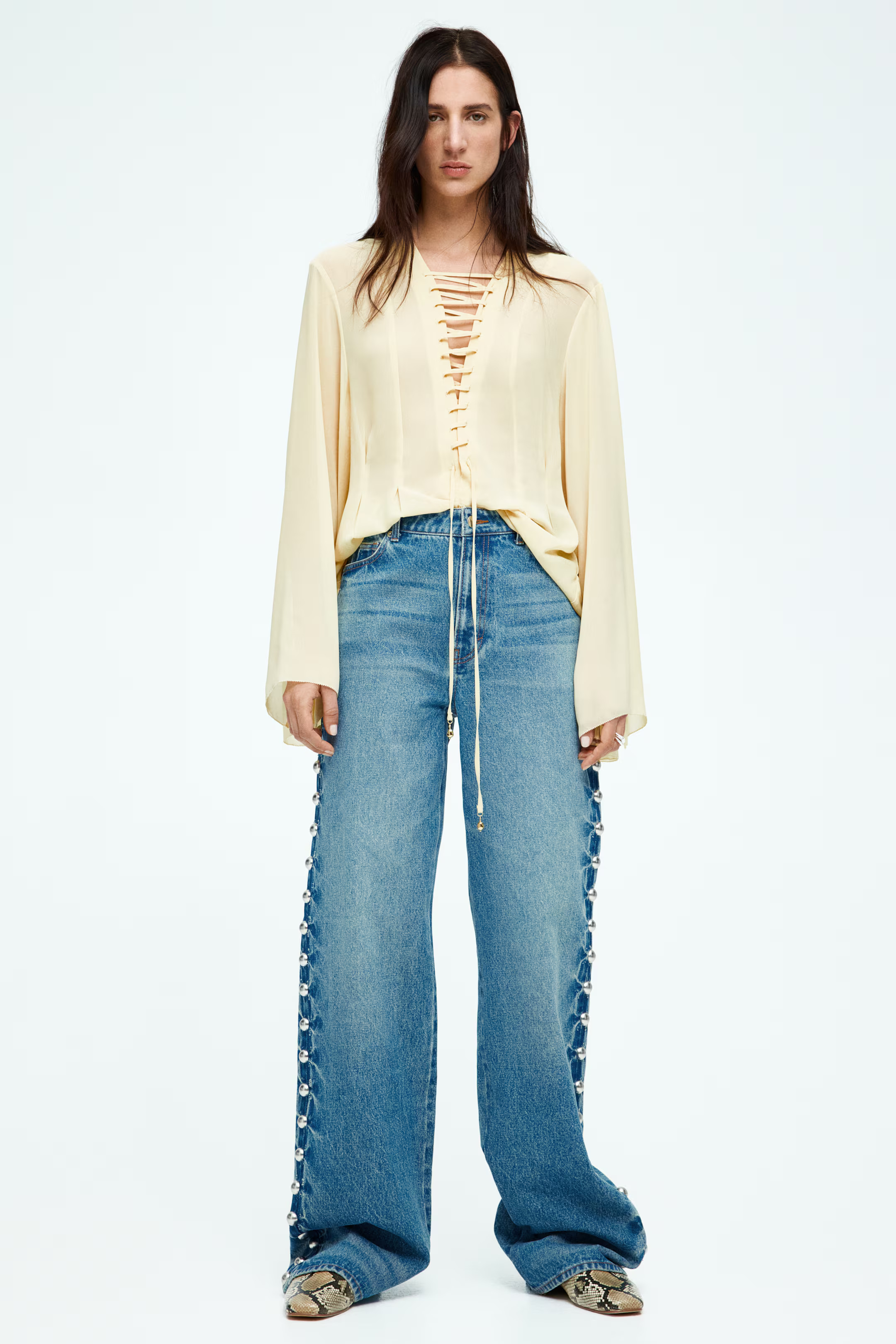 Jeans mit Nieten | H&M (DE, AT, CH, NL, FI)