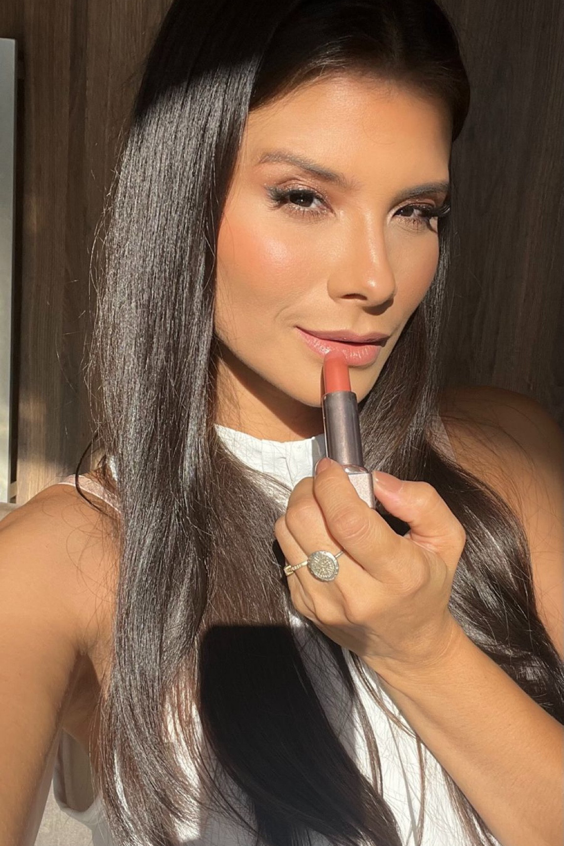 Batom hidratante ideal pra quem ama deixar os lábios bonitos e com um efeito elegante e bem natural. Esse batom da Natura é considerado um Dupe, ou seja, um produto bem parecido com um importado da Charlotte Tilbury que ganhou o coração de muitos maquiadores. Esse Natura UNA Nude 2C.
Um tom coringa que serve pra qualquer ocasião! 

#LTKbeauty #LTKGiftGuide #LTKbrasil