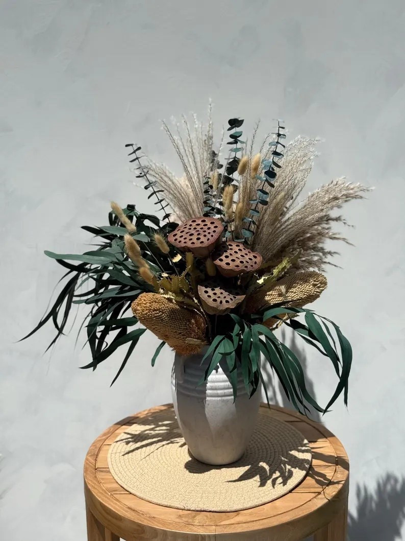 Earthy, airy, and effortlessly elegant 🌾 “Whispering Dune” is a sculptural dried flower arrangement that brings the calm of nature indoors. Crafted with real botanicals like banksia, pampas grass, eucalyptus, and bunny tails, this three-sided design feels light, organic, and beautifully balanced from every angle. A timeless, maintenance-free accent that works perfectly as a centerpiece, shelf styling, or thoughtful gift—made even better with shorter, eco-friendly shipping from North Carolina.
#LTKHome #DriedFlowers #NatureInspiredDecor #SustainableStyle #EtsyFinds #RusticHome #EcoFriendlyDecor #EvergreenStyle

#LTKdayinmylife #LTKHome #LTKSeasonal