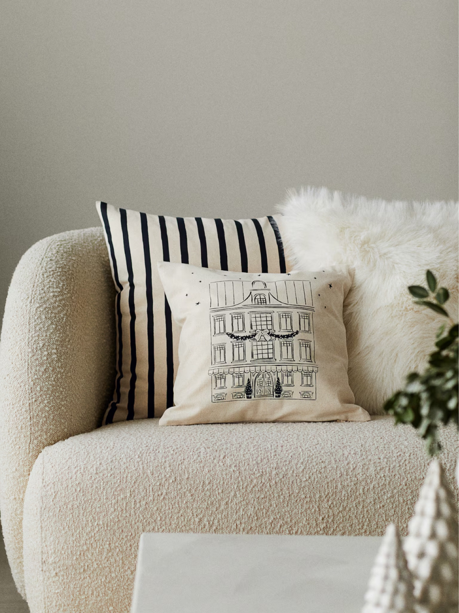 The perfect Christmas Pillows combo!
#ltkhome #home #homedecor #pillow #pillows #hm #hmhome #christmaspillows #accessories #natale #casa 

#LTKgiftguide #LTKeurope #LTKitalia