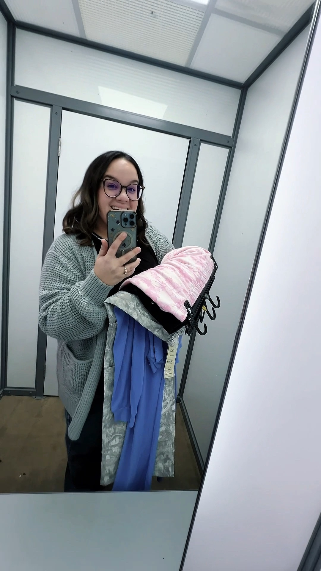 Walmart understood the assignment 😅
I tried on comfy joggers, sweatpants, wide-leg cargos, and a matching set — soft, stretchy, and actually flattering.
If you live in comfy clothes but still want to look put together, these are for you 🤍
Linked on LTK!


#LTKootd #LTKPlusSize #LTKFindsUnder50