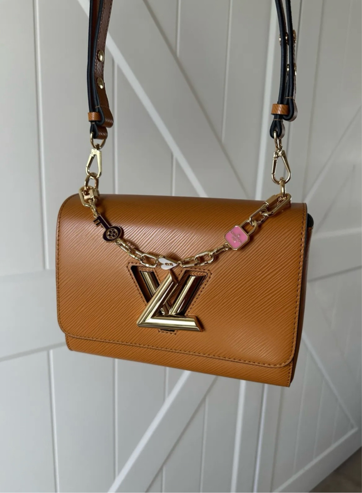 Louis Vuitton Twsit #designer #designerdupe #dhgate #louisvuitton #handbag

#LTKsalealert #LTKfindsunder100 #LTKbeauty
