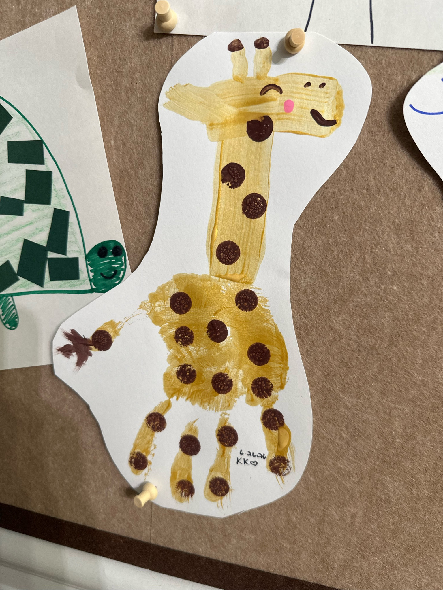 cutie little giraffe handprint to go with our animal themed week!

crafts // toddler crafts // jungle // handprint craft