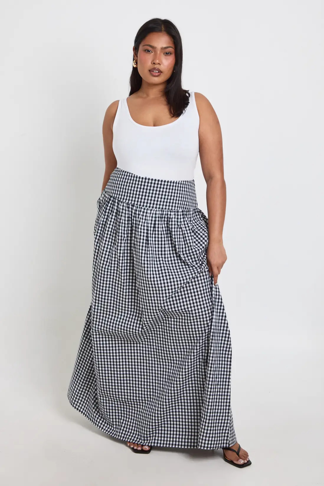 Black boohoo Plus Gingham Poplin Maxi Skirt | PrettyLittleThing USA | PrettyLittleThing US