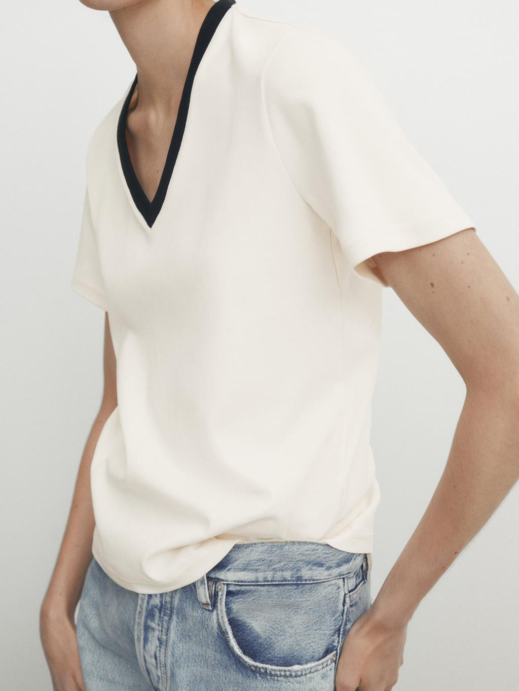 100% cotton T-shirt with contrast V-neck | Massimo Dutti US