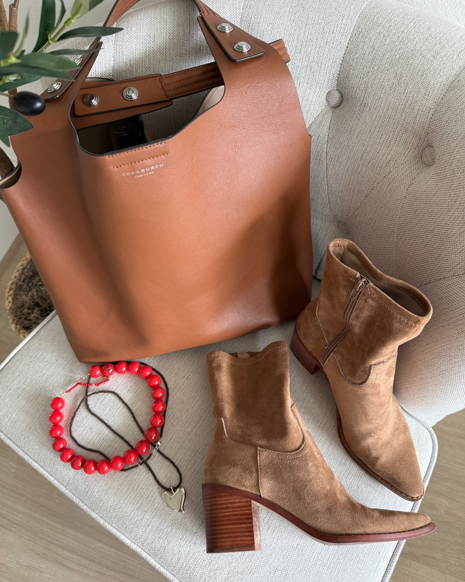 Boots run tts.
@shopavara 
@Melie Bianco 
#partner

#LTKOver40 #LTKSeasonal #LTKootd