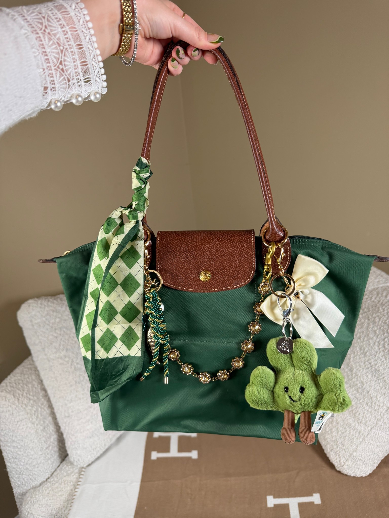 Green and gold at Patrick’s day inspired bag styling with the Longchamp Le Pliage medium in British green 💚
Green four leaf clover bag charm from jelly cat 
Green scarf
Gold and green rope and fish bag charm from Amazon


#LTKSeasonal