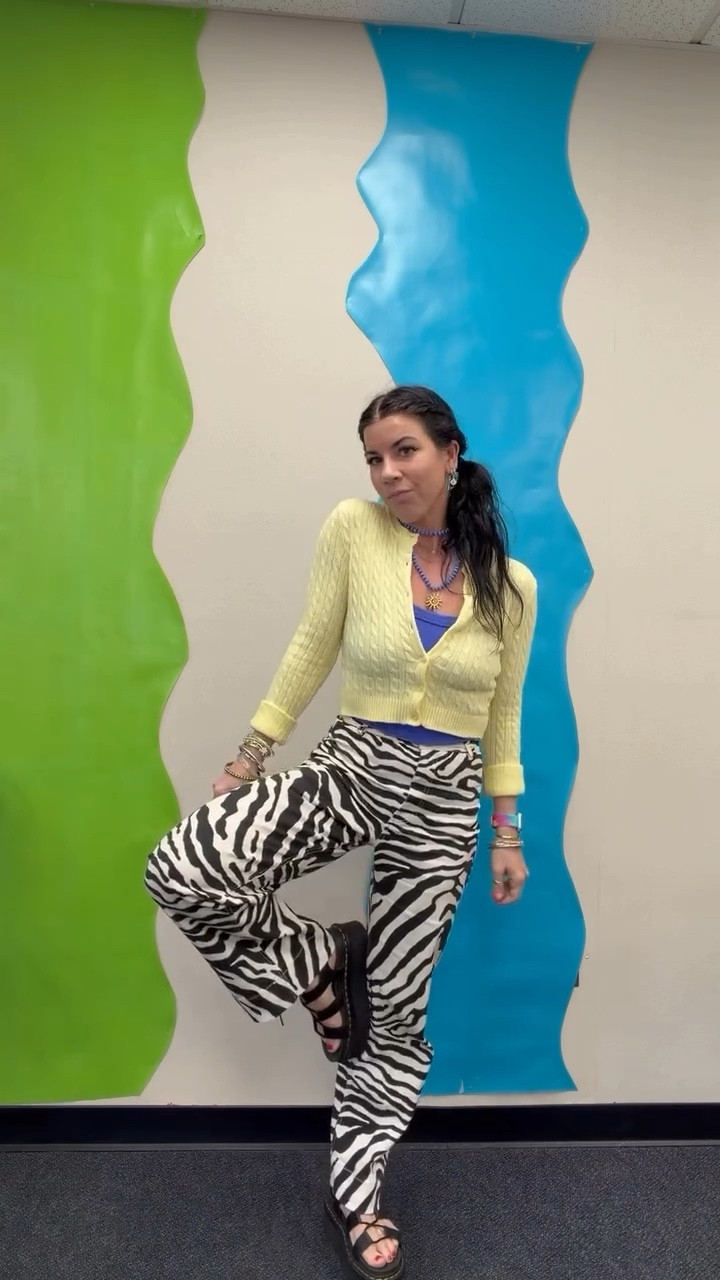 Tip from my classroom (and life at home!): consistency is everything. Visual schedules, predictable routines, and clear expectations help kids feel secure, stay focused, and know what’s coming next. Small routines can make a big difference in a child’s day at school or at home!

#teachertip #teacherootd #drmartens #zebrapants