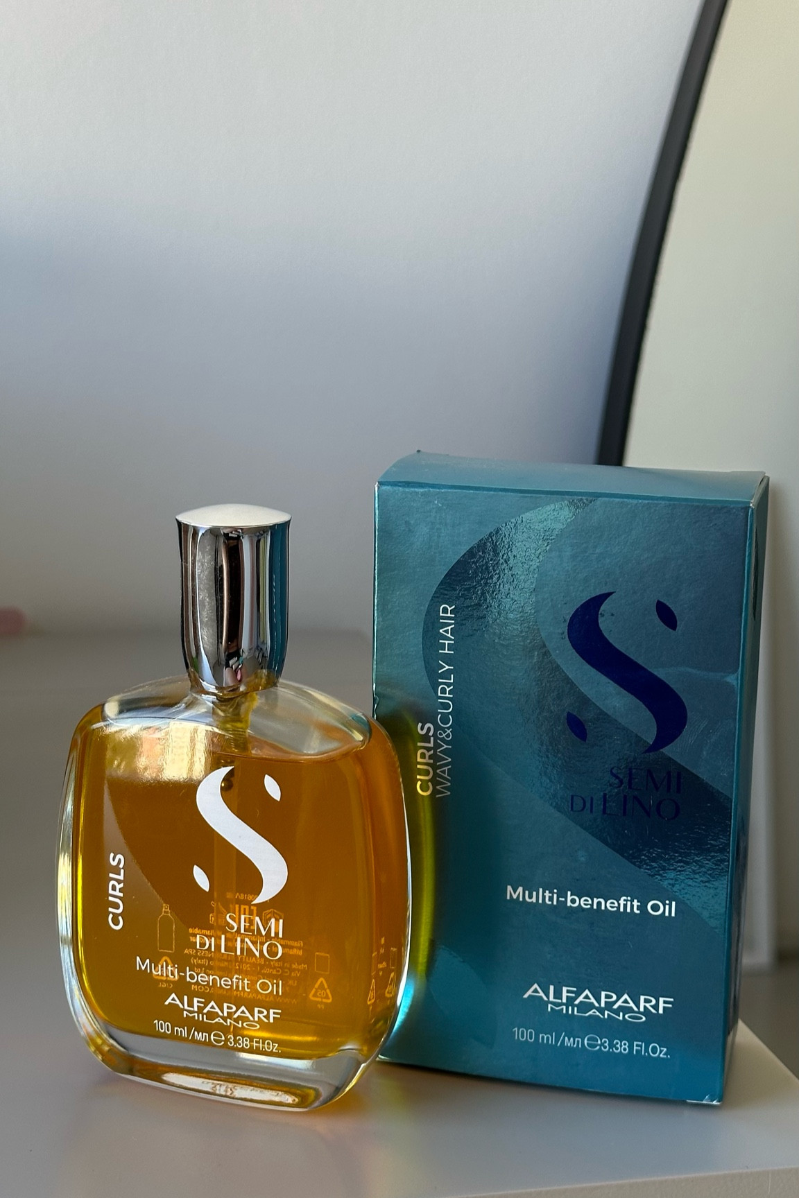Óleo capilar para cabelos ondulados e cacheados. Alfaparf Semi di Lino Curls hidrata, desembaraça, define, ilumina e protege do calor e da umidade.