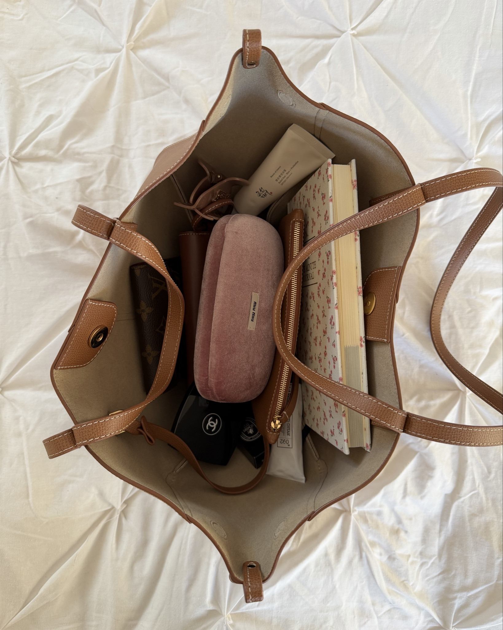 What’s in my bag🤎 all the essentials #polene #bag #purse

#LTKselfcare #LTKgrwm #LTKdayinmylife