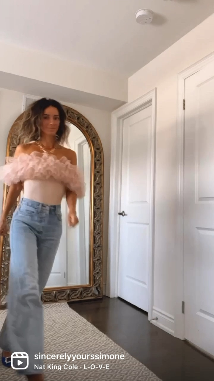 Simple Valentine’s Day look. Pair a flirty top with casual denim and a fun shoe.

#LTKstyletip