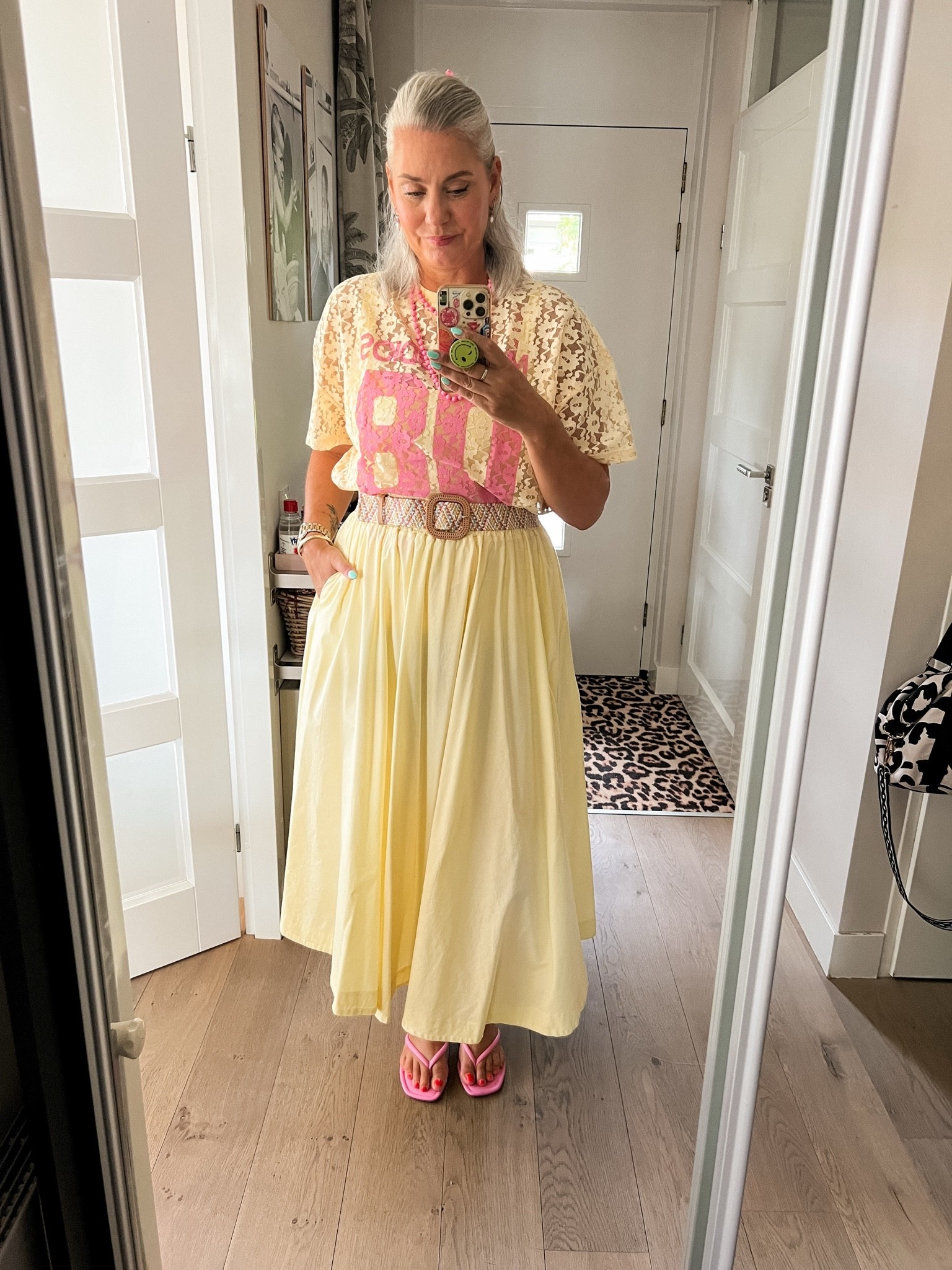 OOTD - Maandag. Botergeel kanten t-shirt met roze print (https://most-wanted-nl.mtpc.se/6394274) op een botergele rok die ik vorige zomer in een winkeltje in Knokke kocht. Een gekleurde gevlochten riem erbij en roze leren slippers (oud, Primark)

#LTKnederlands #LTKeurope #LTKsummer