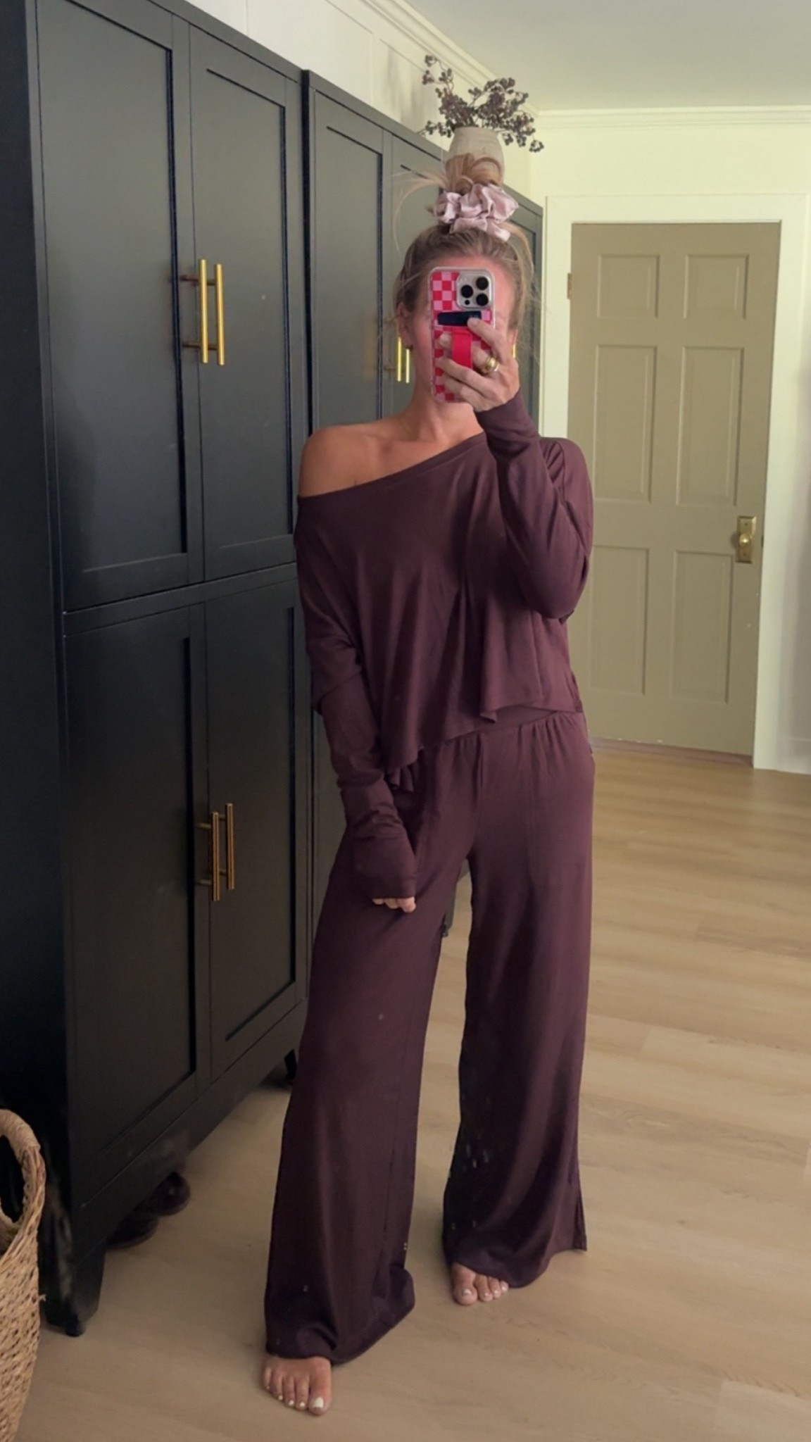 The perfect comfy lounge set! I’m wearing a small 🤎