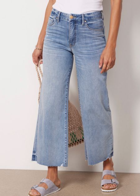 The perfect pair of wide leg cropped jeans under $100.

Denim | cropped pants | light blue jeans | wide leg jeans

#LTKstyletip #LTKunder100 #LTKFind