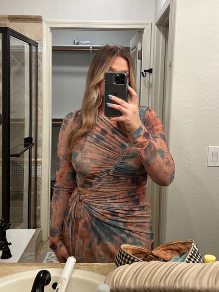 Size M in set!! It’s comfy and fits perfectly dont size up it’s super stretchy! No bra.. just little stickies. Bag is amazon! I wore cowboy boots with this look 