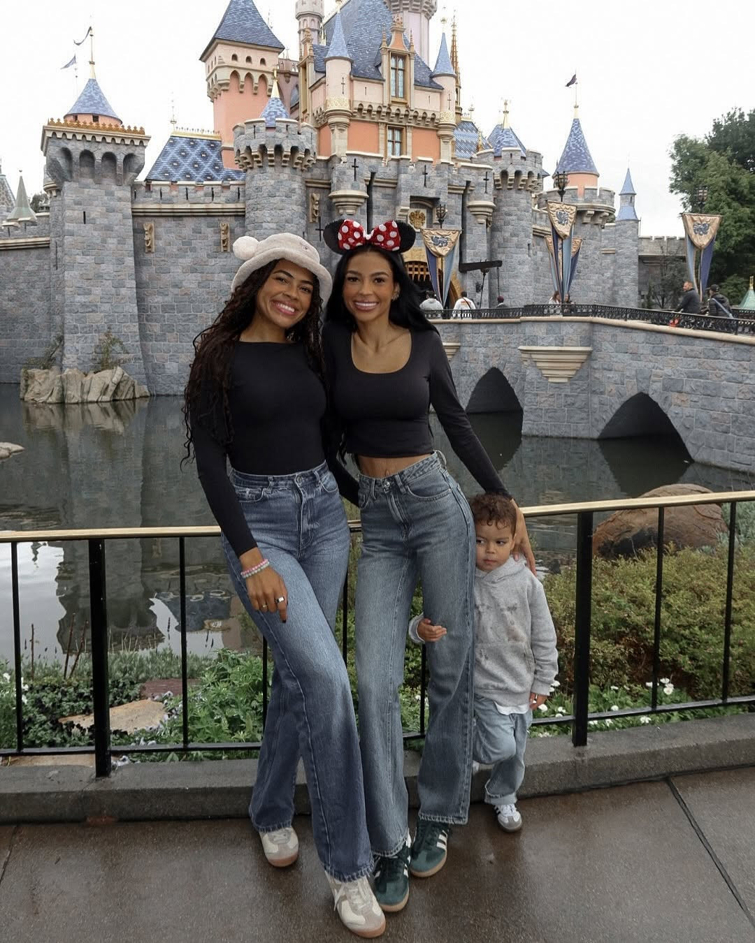 Disney 🎠🏰🎢🐭🤍 

 #LTKStyleTip #LTKTravel #LTKFamily