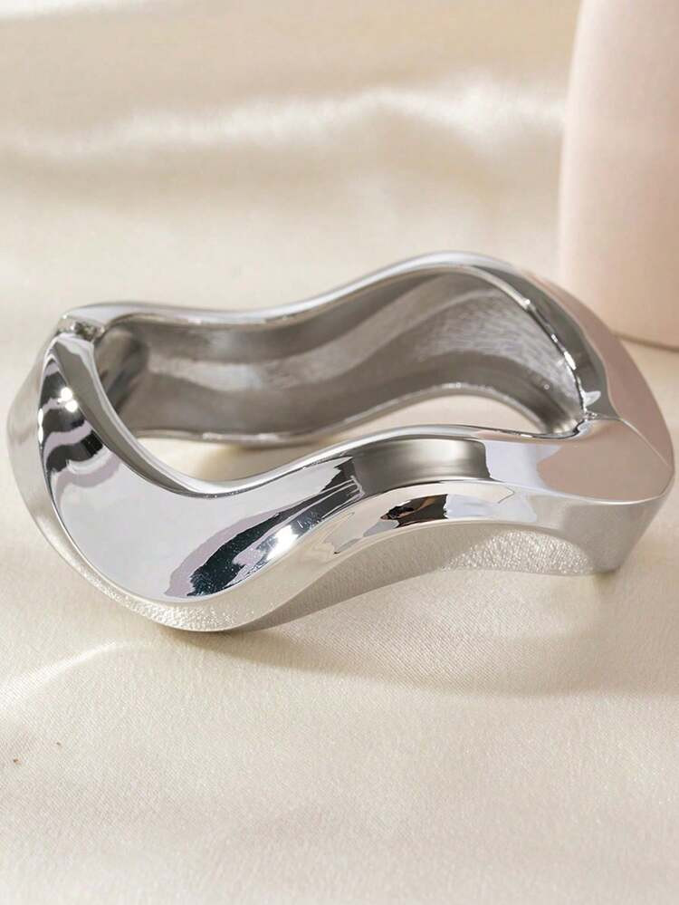 RIINHOO 1pc Vintage Minimalist Asymmetrical Metal Water Drop Snake Cuff Bracelet, Personalized Exaggerated Simplified Geometric Abstract Design Luxury Elegant Bangle, Suitable For Women's Daily Commute, Holidays Gift, Friends Gathering And Banquet, Fashion Street Shooting, Runway Accessory | SHEIN