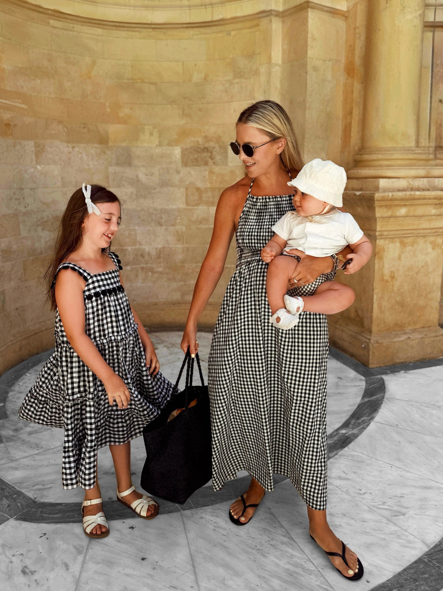 Twinning in gingham all three of us! Olivia was sooo excited she said this was her favorite dress. Galo’s bloomers were actually Olivia’s when she was a baby. He’s been able to use so much from his sister. Shopping neutral is the way to go.

————————————————————

A juego los tres, ya sabéis lo que me gusta pero a Olivia estos conjuntos le han encantado! Ha dicho que este es su vestido favorito de verano. Galo también lleva un cubrepañal en el mismo estampado que era de Olivia. El está aprovechando muchas cosas de su hermanita, algo que no anticipe que pasaría, pero es lo bueno que tiene comprar colores neutros! 