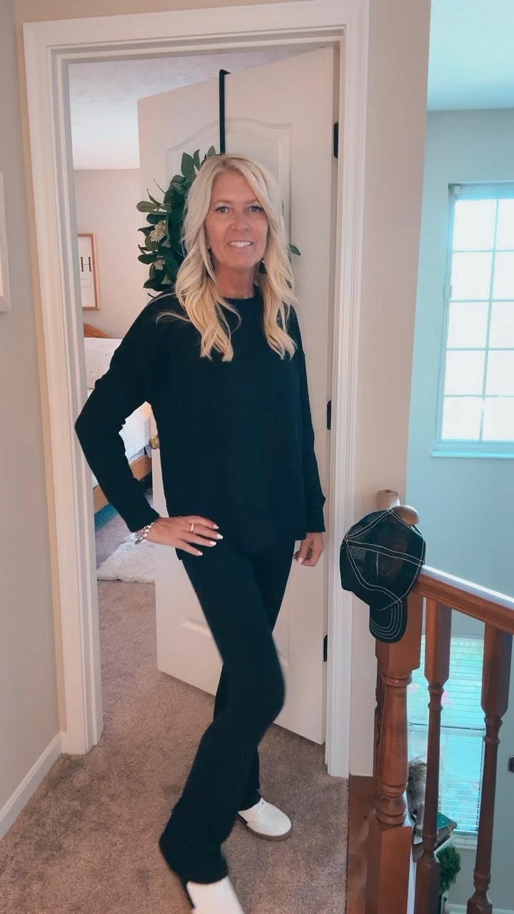 When fall rolls around you pull out your comfy sweatshirt and leggings? 

How about this Aerie look alike sweatshirt, but this one sells for under $13?!?! 🤯🤯 It’s giving me all the comfy vibes and still looking trendy. And who else loves a trucker hat? 

Grab your favorite sneakers and you’re ready to head out to grab coffee or the school pickup line. 


#LTKFindsUnder50 #LTKFallSale #LTKOver40