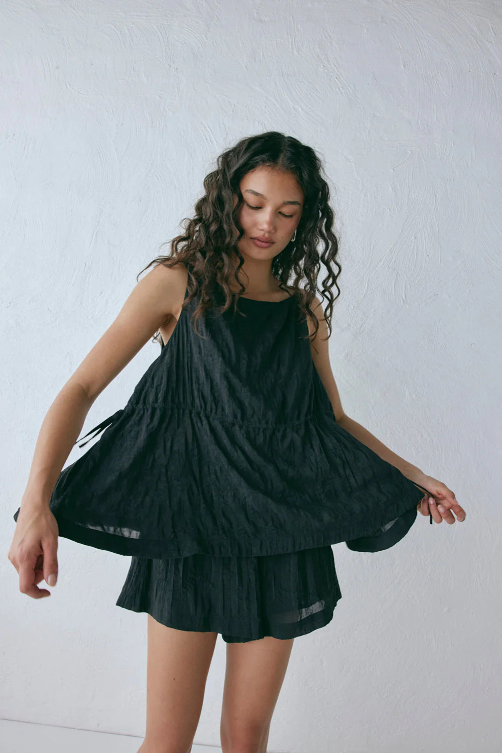 Indi Top Crinkle Black | VRG Grl