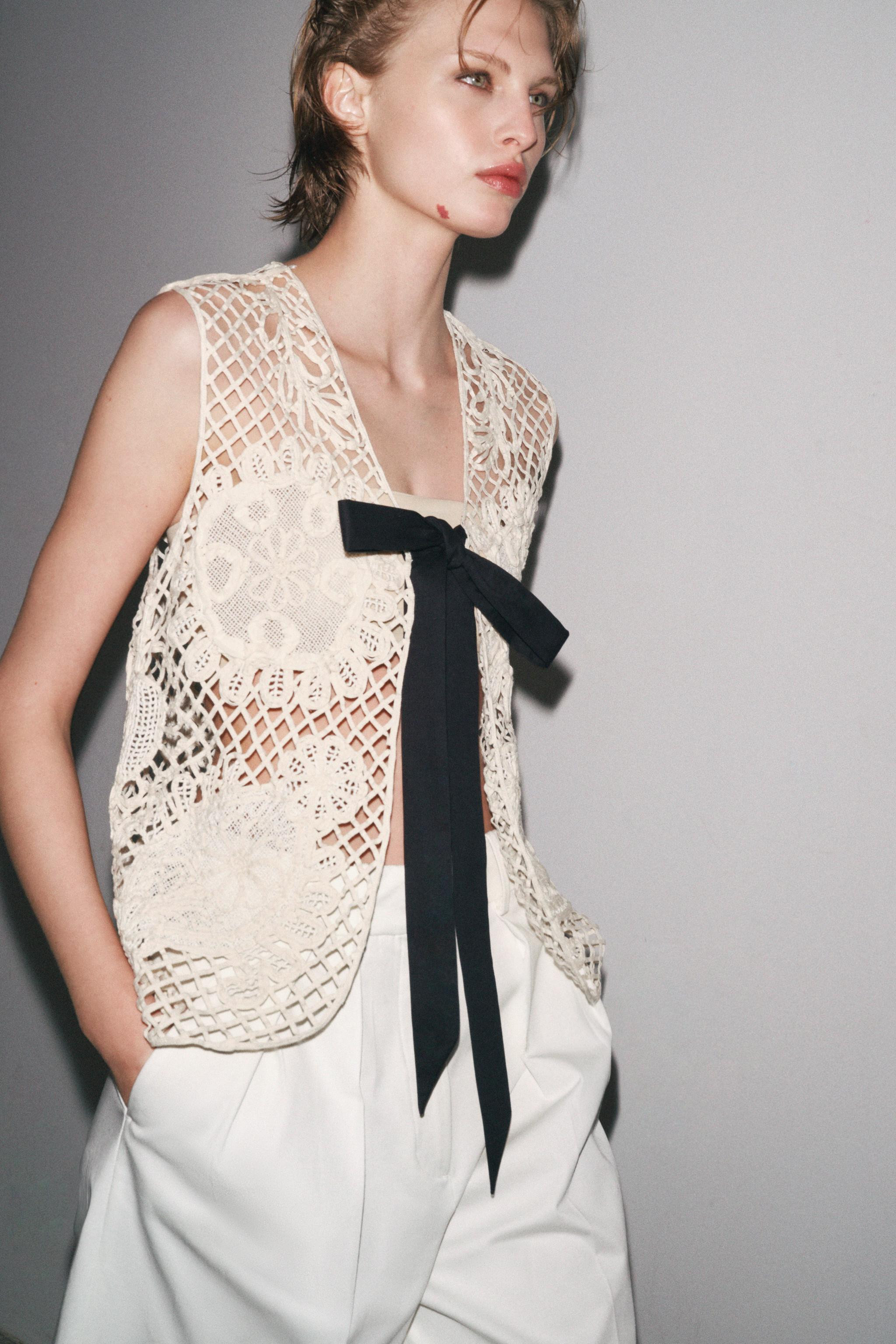 CONTRAST EMBROIDERY NET VEST | Zara US