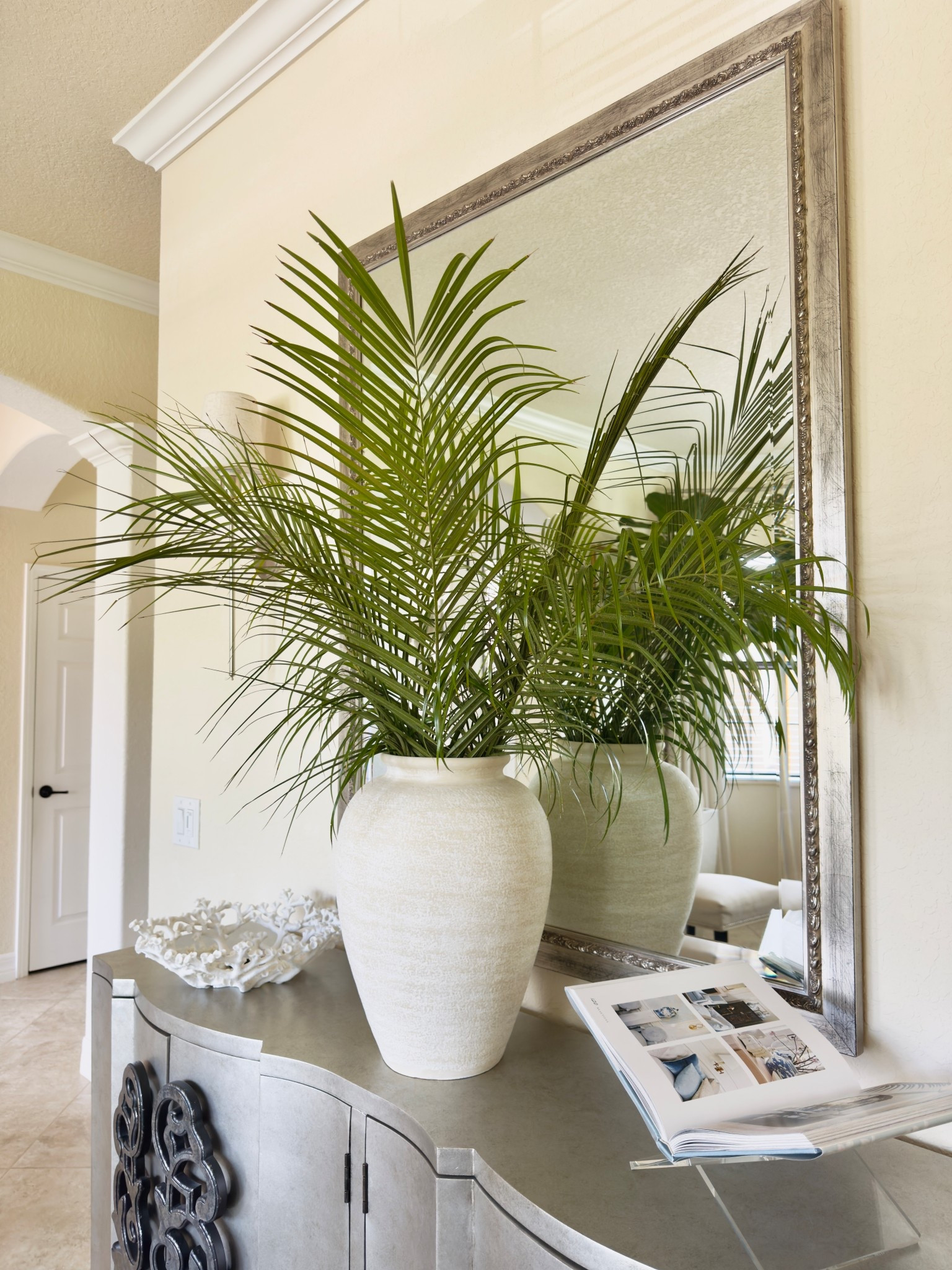 🤍I’m loving this gorgeous neutral vase from Crate&Barrel! Perfect for styling faux or real stems!!

Summer Centerpiece | Vase Styling | Home Decor | Tall Vase | Oversized Vase  | Neutral Decor | Modern Decor |Transitional Decor | Entryway Decor | Console Styling 

#LTKHome #LTKStyleTip #LTKSeasonal