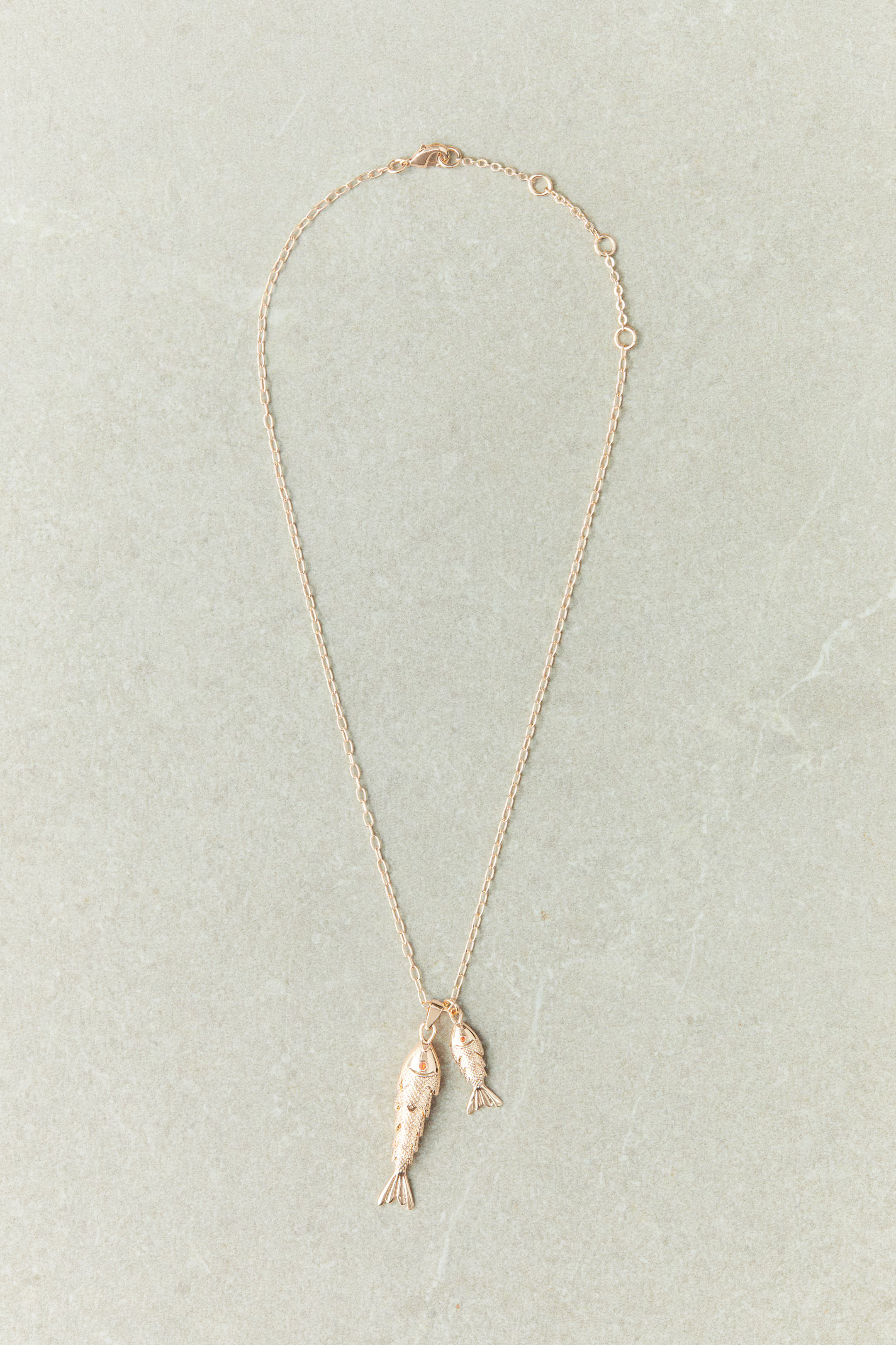 Fish-pendant necklace | H&M (UK, MY, IN, SG, PH, TW, HK)