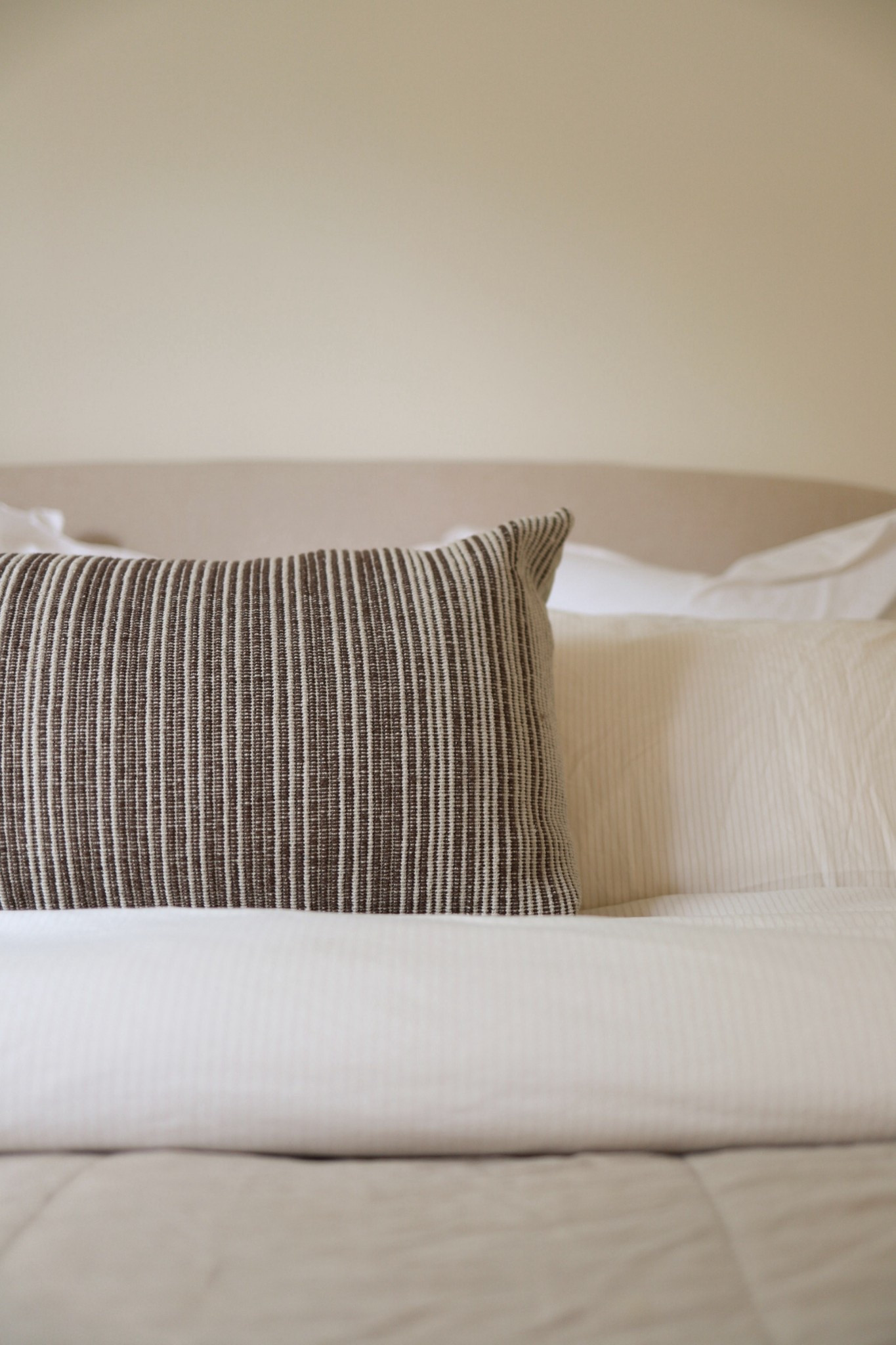 One of the easiest ways to update your space for Spring and Summer is swapping out your pillows! @wayfaircanada Victoria Day Clearance is the perfect time to shop up to 70% off, and everything ships from Canada. #ad #WayfairCanada #WayfairCAHome #WayfairCAPartner