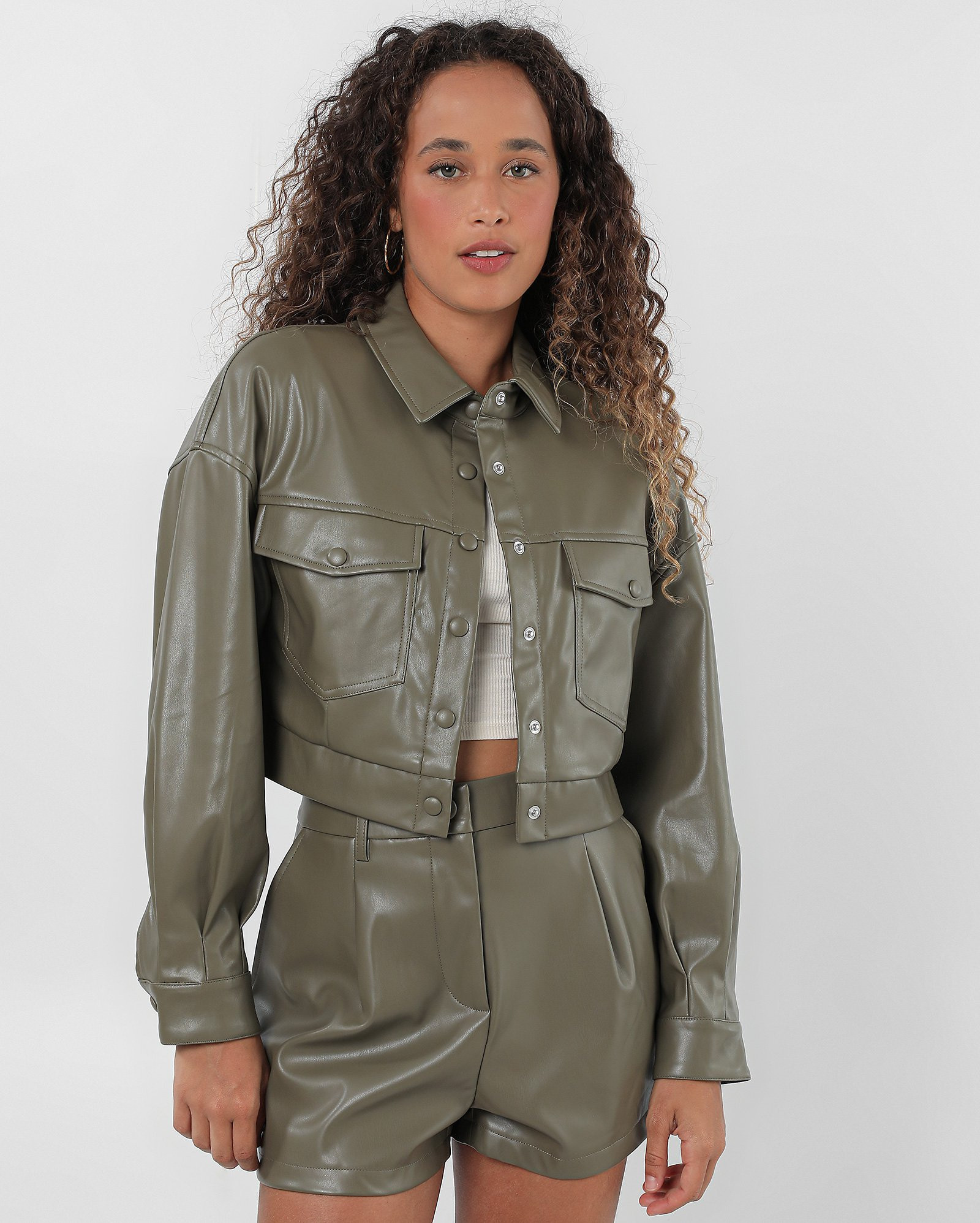 Jaqueta cropped em poliuretano com bolsos frontais - Verde Musgo |  Pool by Riachuelo | Riachuelo (BR)