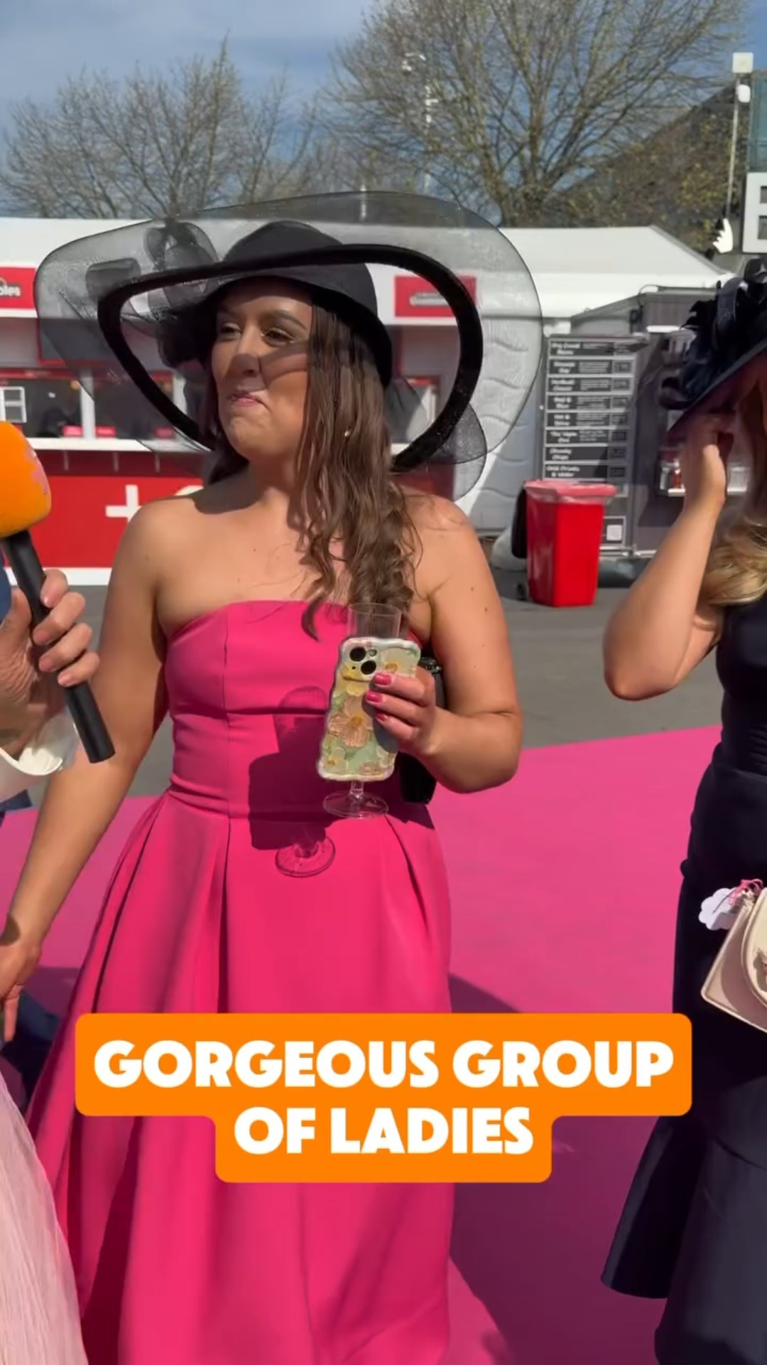 This group of ladies all looked gorgeous at Aintree 

#RacedayTV